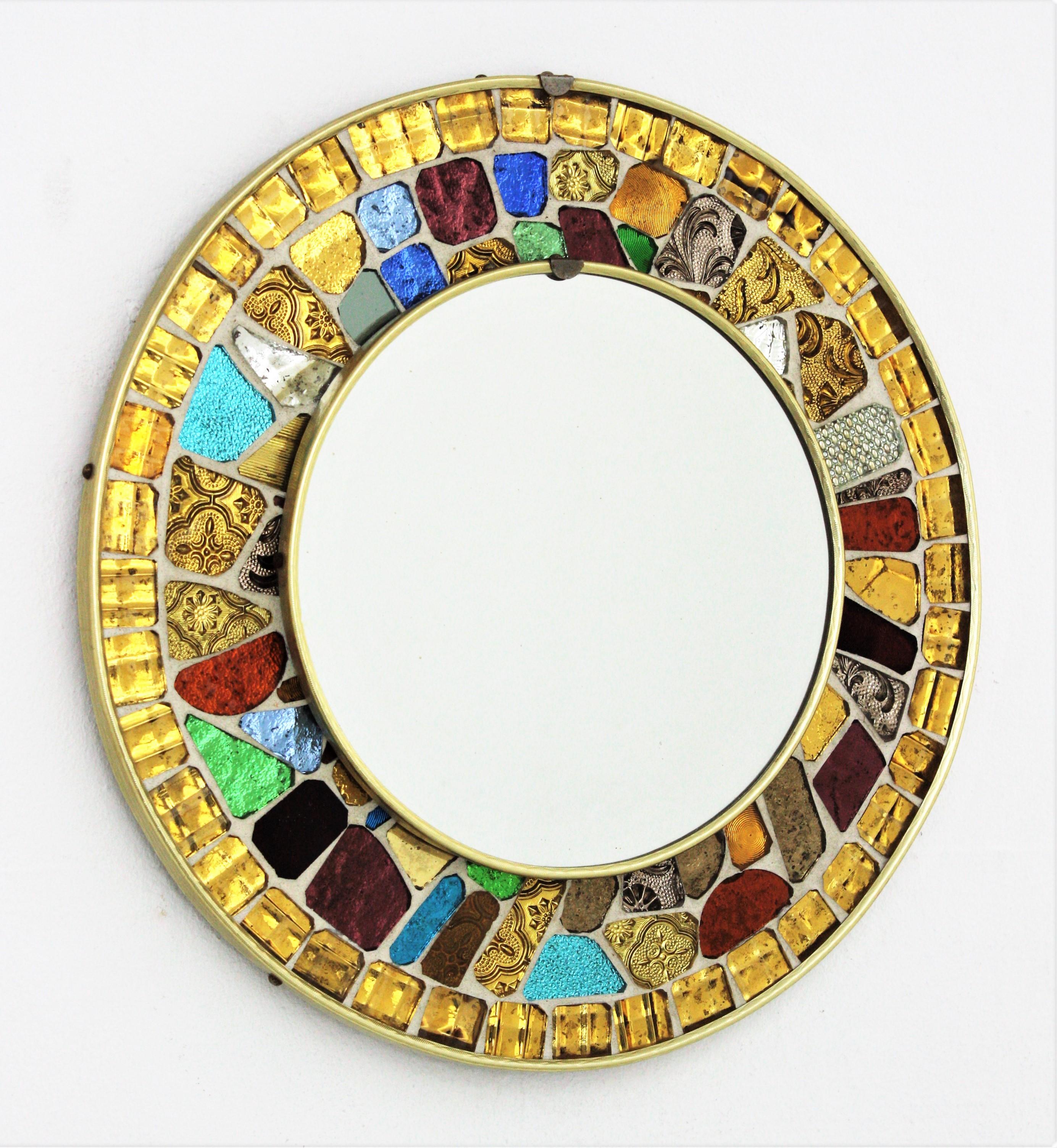 Mid-Century Modern Miroir rond du milieu du siècle avec cadre en mosaïque de verre de couleur Muti, années 1960 en vente