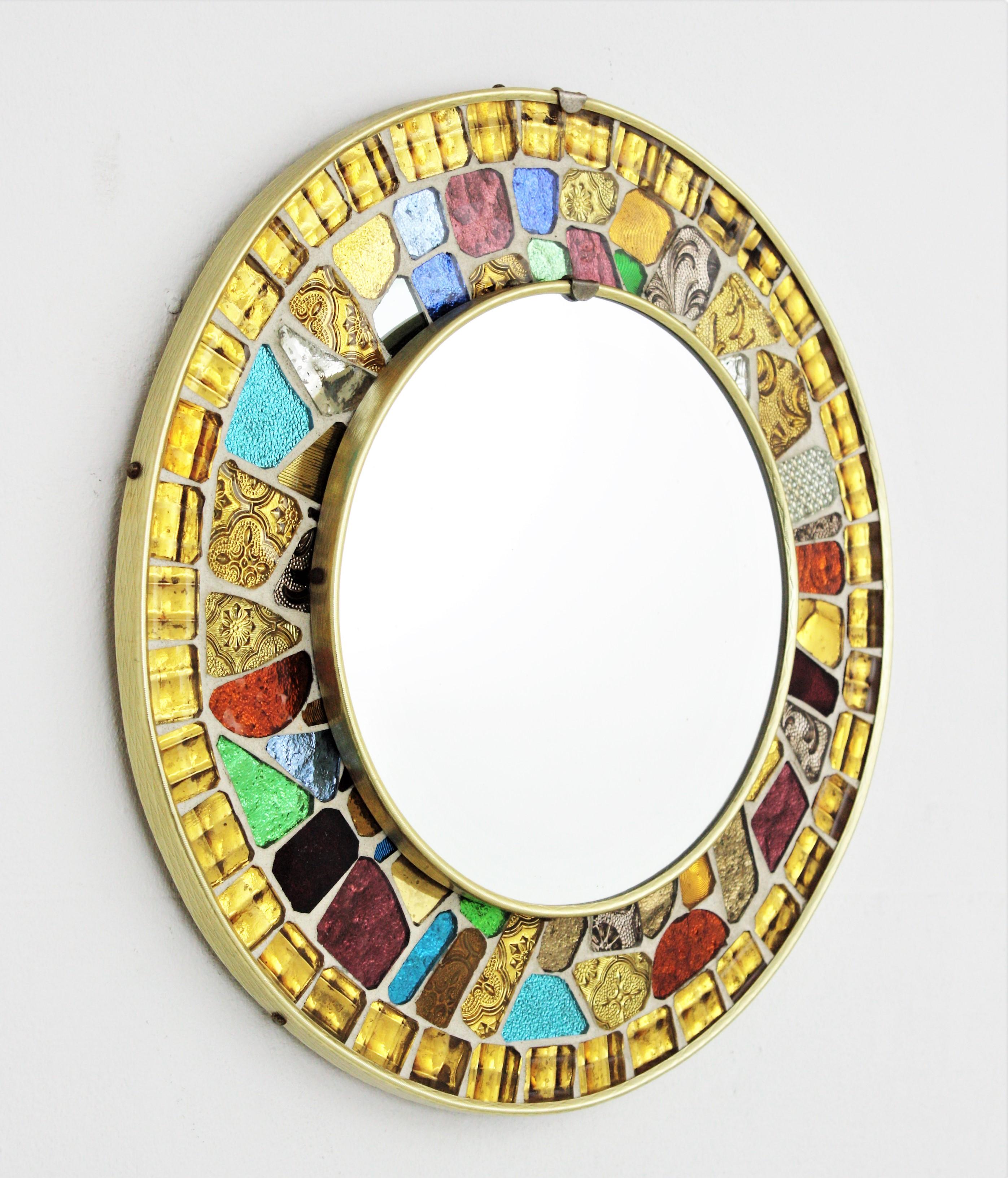 Espagnol Miroir rond du milieu du siècle avec cadre en mosaïque de verre de couleur Muti, années 1960 en vente