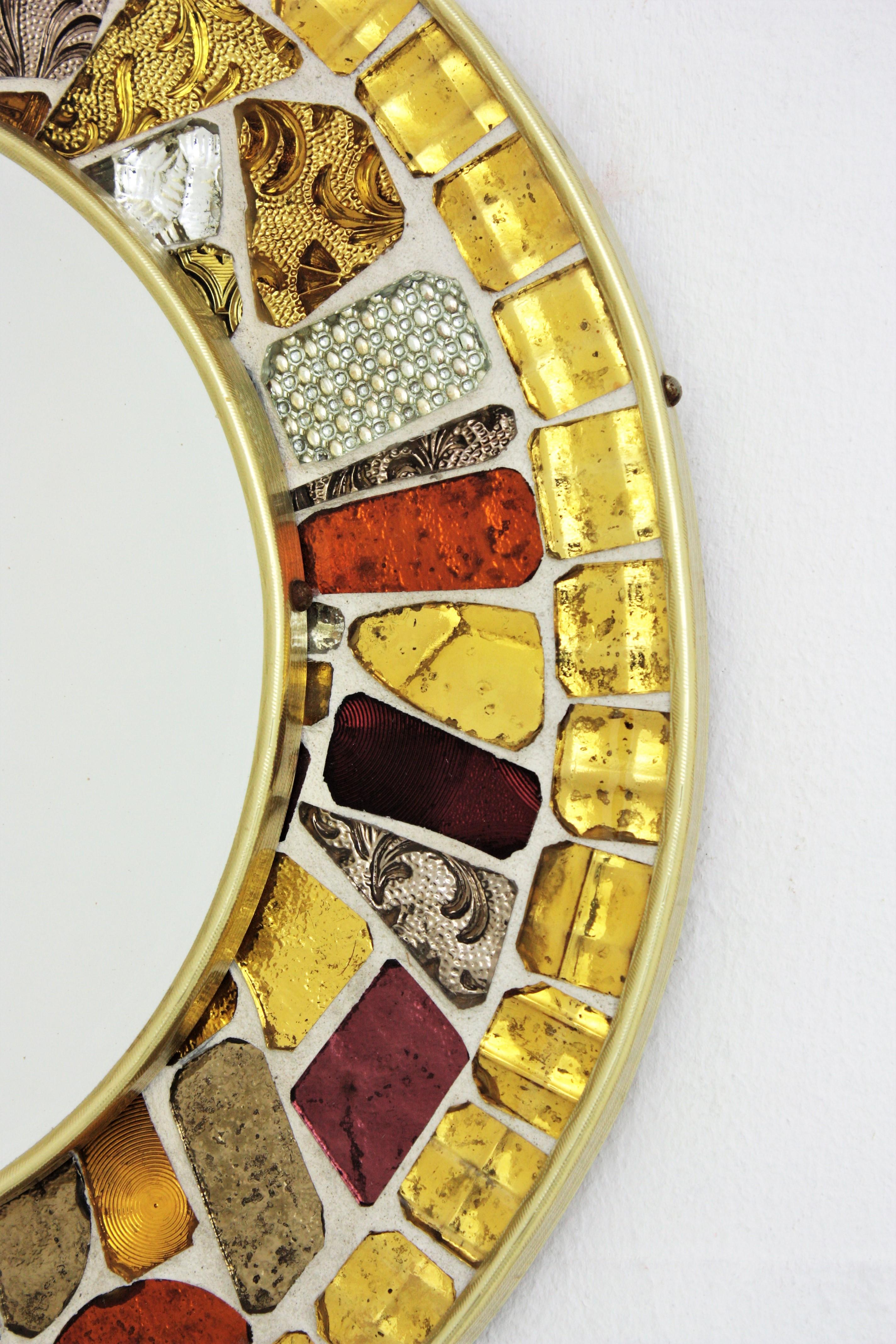 Runder Spiegel aus der Mitte des Jahrhunderts mit Mosaikrahmen aus mehrfarbigem Glas, 1960er Jahre im Zustand „Gut“ im Angebot in Barcelona, ES