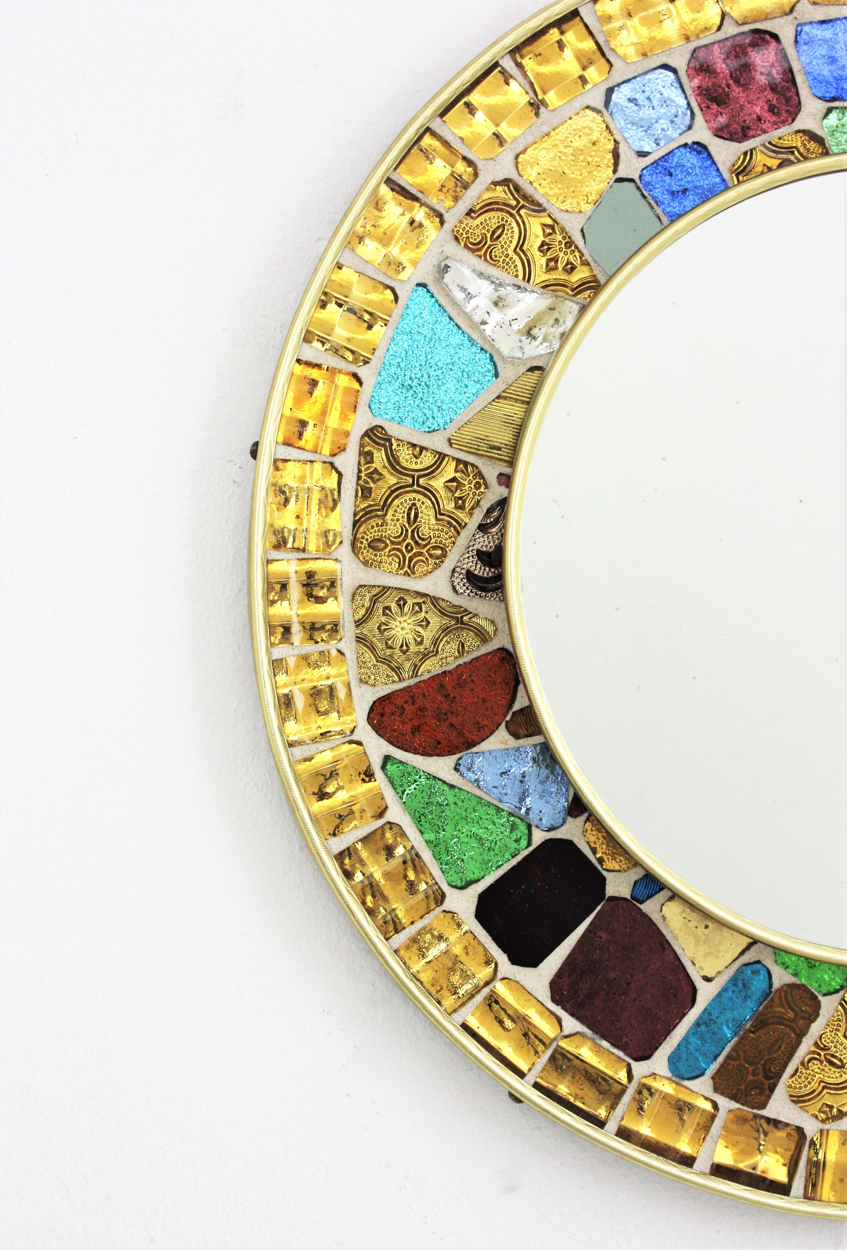 Runder Spiegel aus der Mitte des Jahrhunderts mit Mosaikrahmen aus mehrfarbigem Glas, 1960er Jahre (20. Jahrhundert) im Angebot