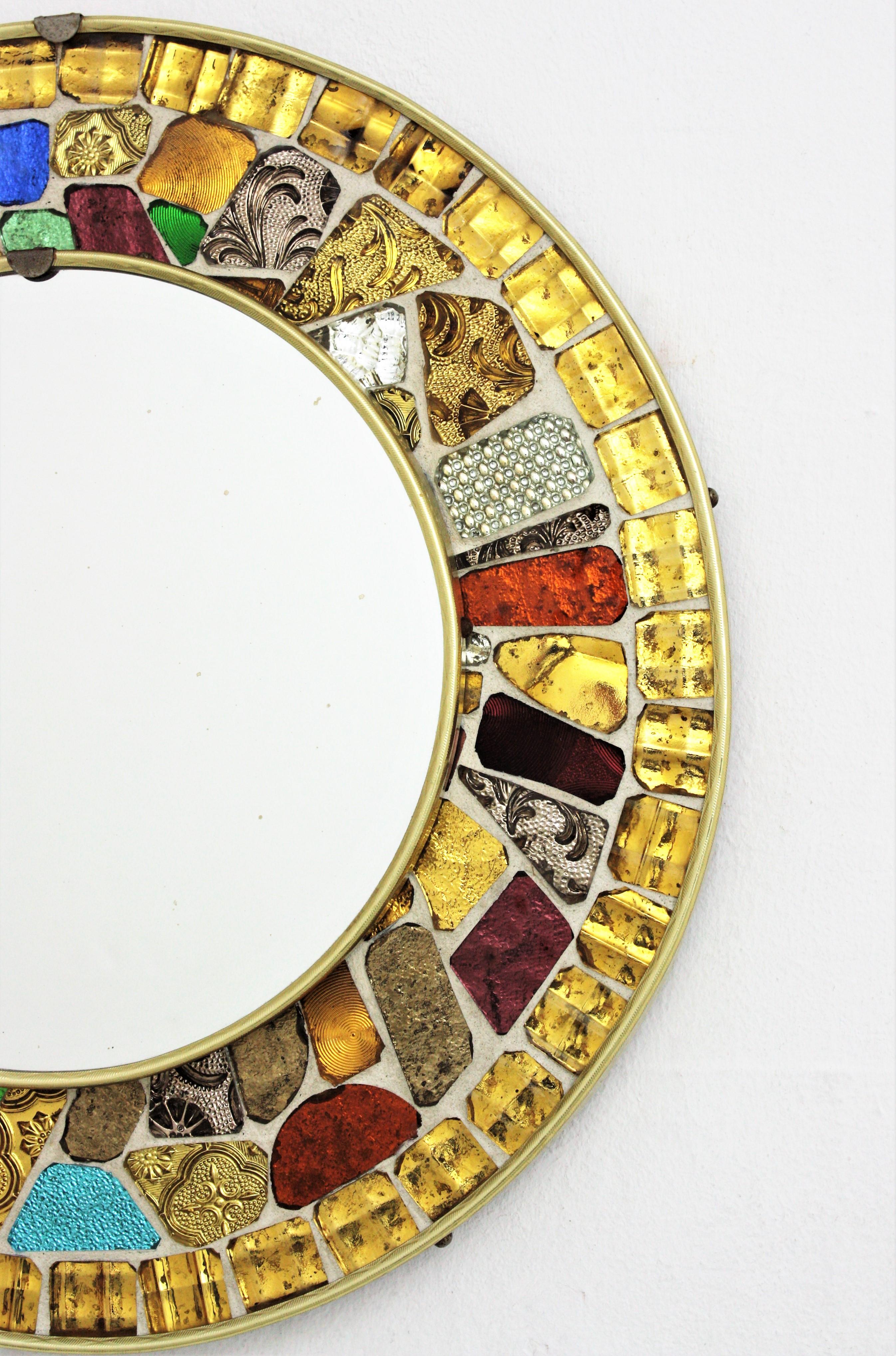 Runder Spiegel aus der Mitte des Jahrhunderts mit Mosaikrahmen aus mehrfarbigem Glas, 1960er Jahre (Messing) im Angebot