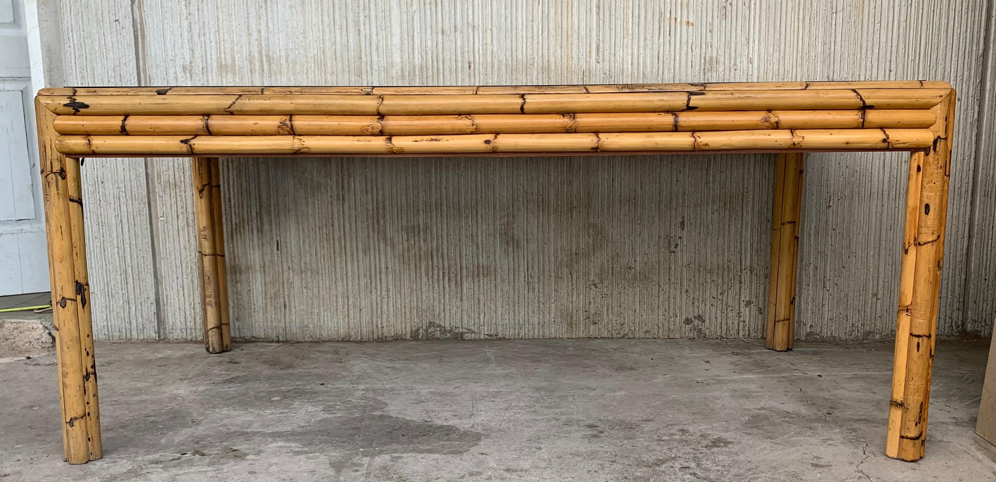 Spanischer Bambus-Glas-Esstisch aus den 1980er Jahren mit Tischplatte aus Rauchglas Dicke und kräftige Bambushalme bieten ausreichend Halt für eine Tischplatte aus dunklem Rauchglas.

Höhe vom Boden bis zum Tisch: 26.96in.
    