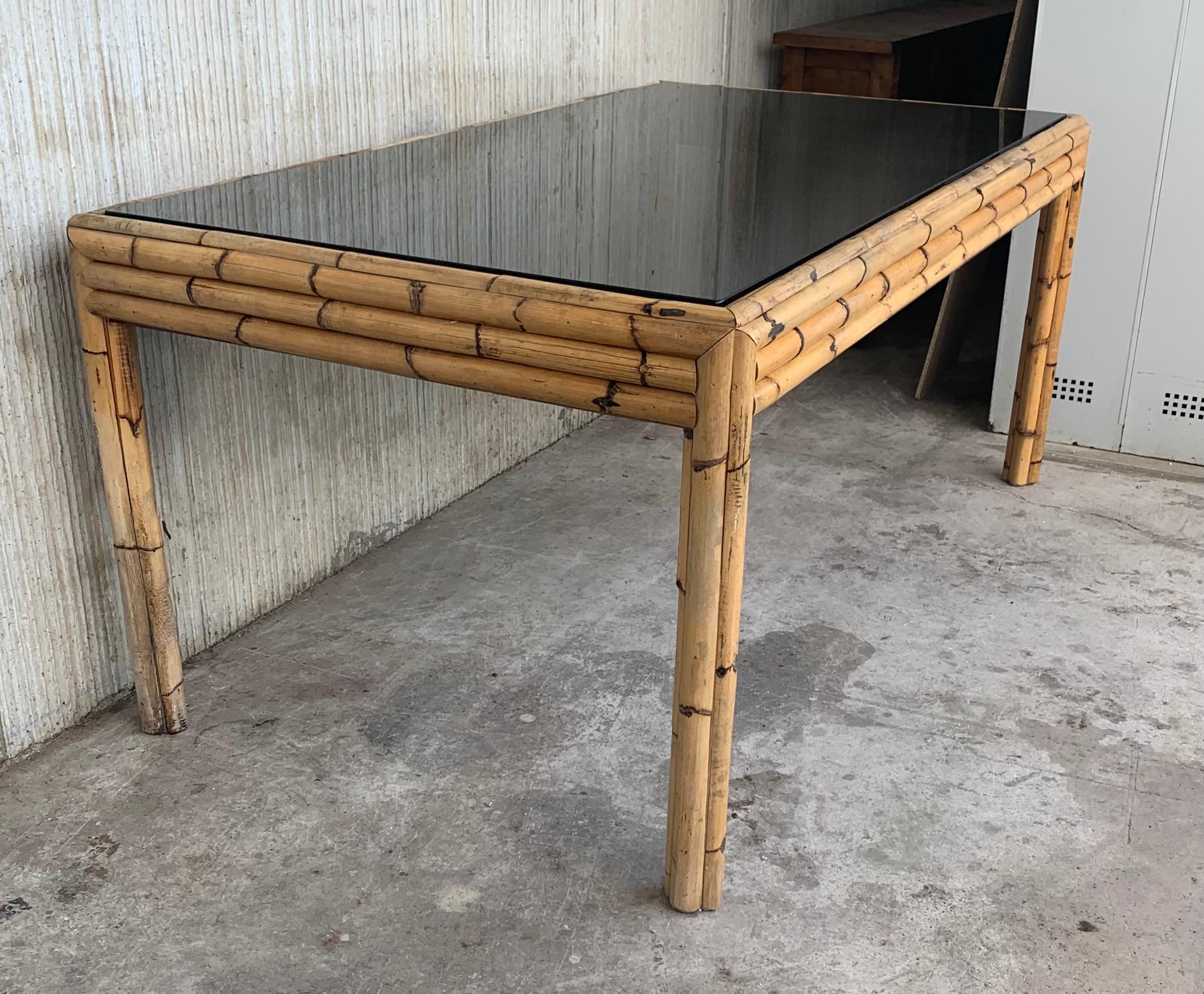 Mesa de comedor española de bambú de los años 80 con tablero de cristal ahumado en venta 1