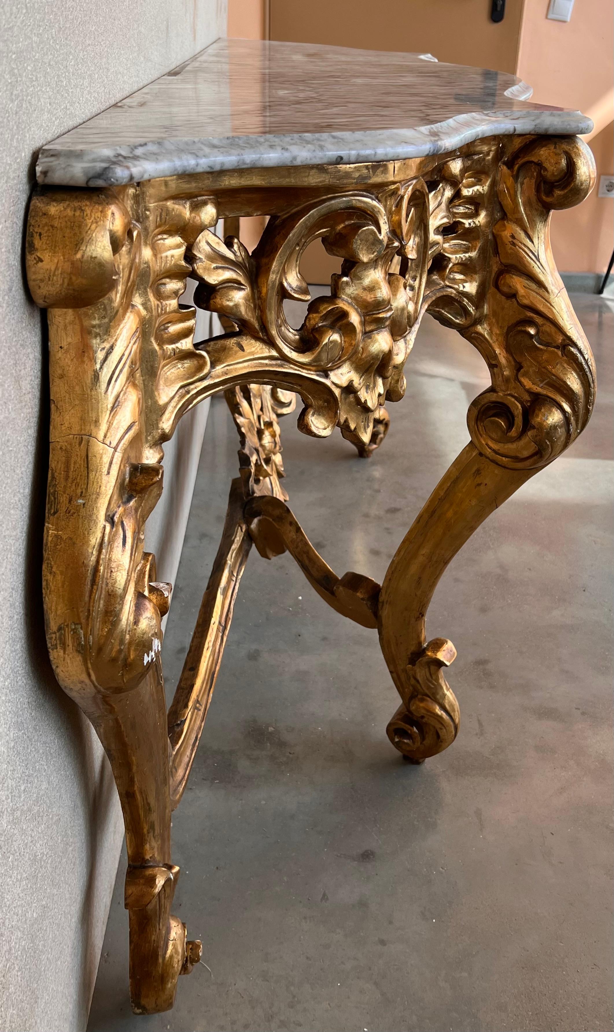 Marbre Table console espagnole 19ème baroque en ormeau sculpté et doré et marbre en vente