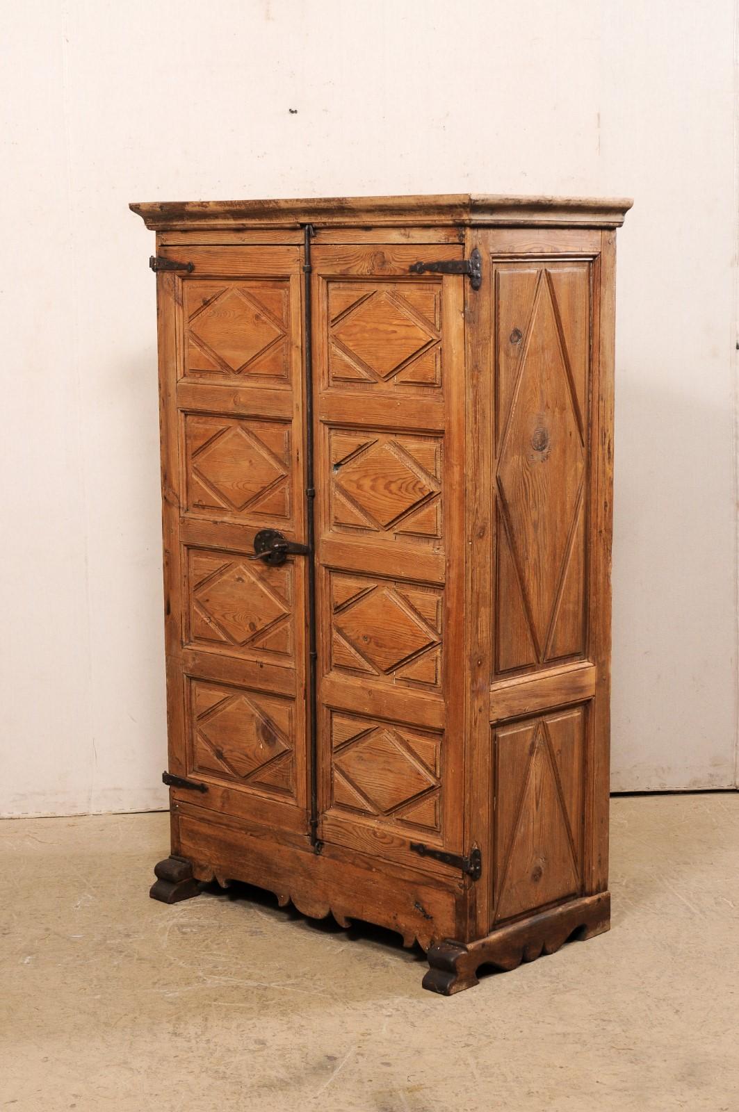 Cabinet à 2 portes en bois espagnol du 19e siècle à panneaux géométriques sculptés  3