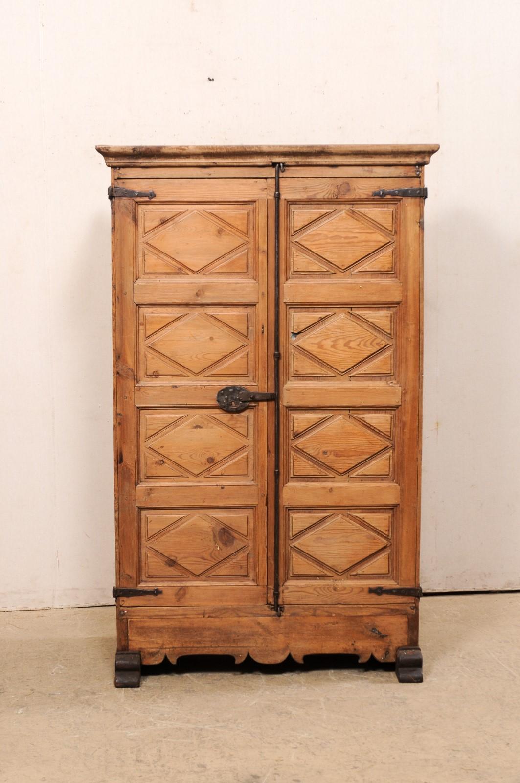 Cabinet à 2 portes en bois espagnol du 19e siècle à panneaux géométriques sculptés  4