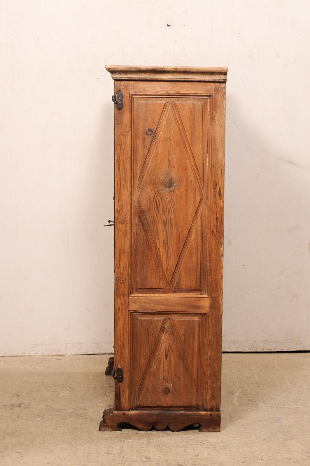 Cabinet à 2 portes en bois espagnol du 19e siècle à panneaux géométriques sculptés  2