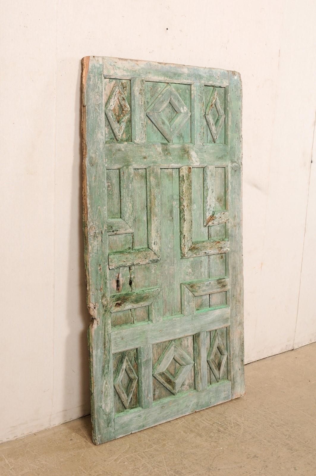 Geometrische spanische getäfelte Tür aus dem 19. Jahrhundert mit originaler grüner Originalfarbe im Angebot 1