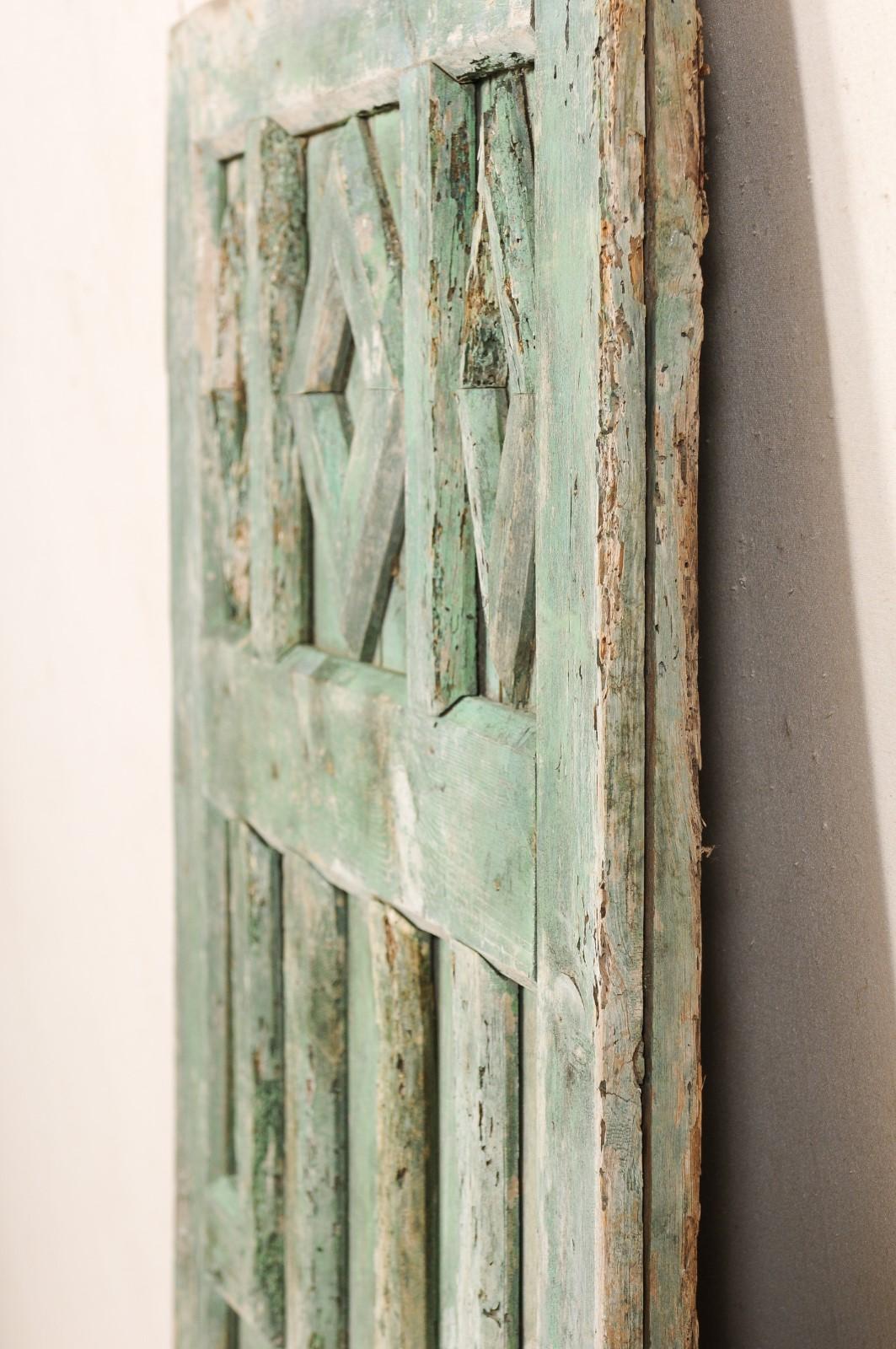 Geometrische spanische getäfelte Tür aus dem 19. Jahrhundert mit originaler grüner Originalfarbe im Angebot 3