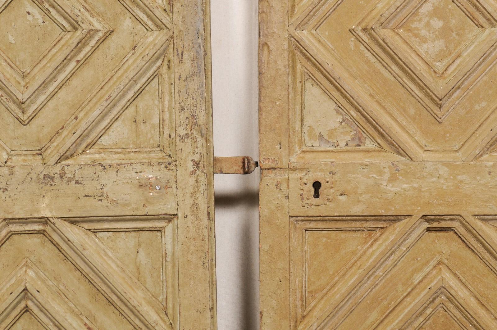 Spanische geschnitzte Türen mit Diamanten aus dem spanischen 19. Jahrhundert, 2er-Set (Holz) im Angebot