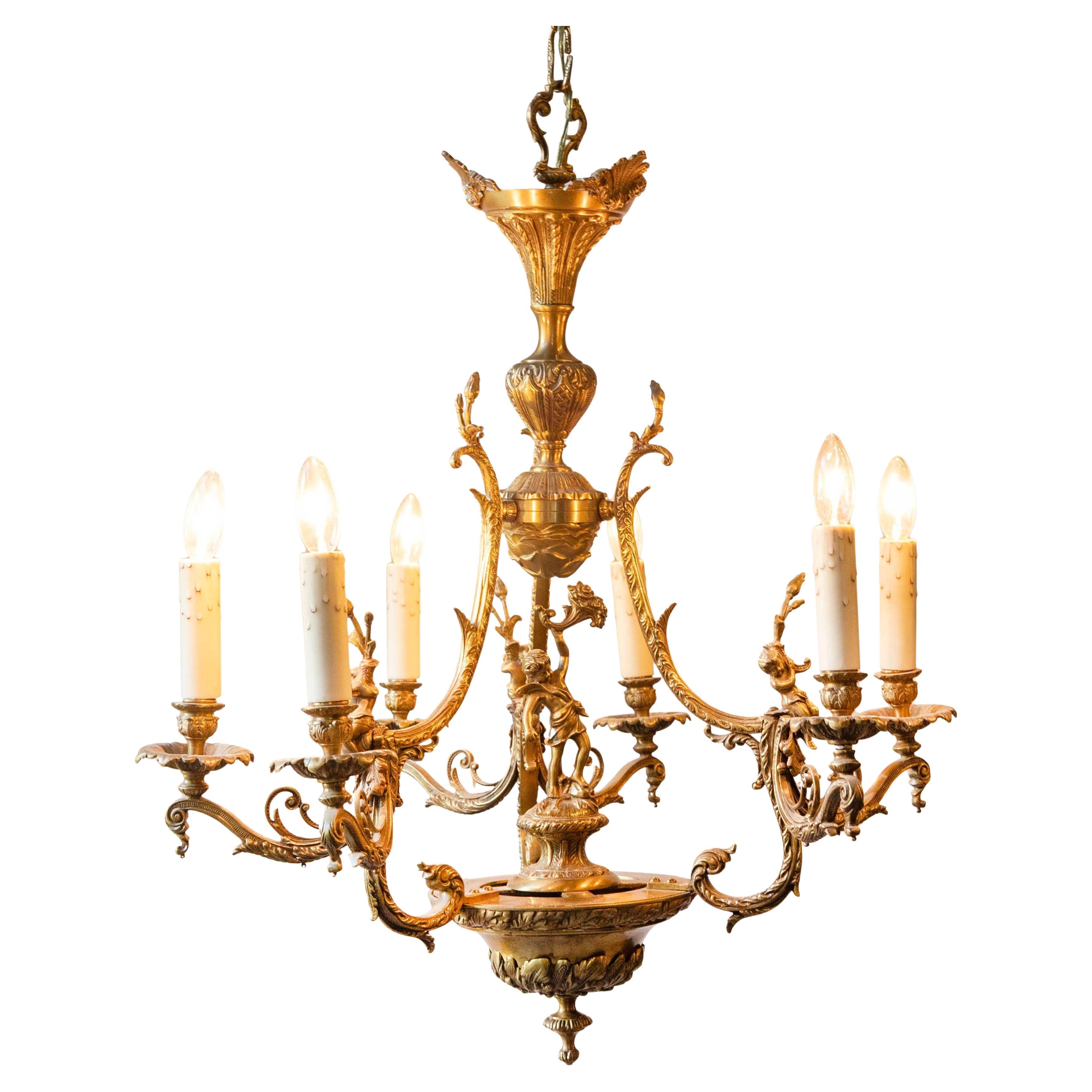 Lampadario spagnolo a sei luci in bronzo del XIX secolo con cherubini e decorazioni floreali in vendita
