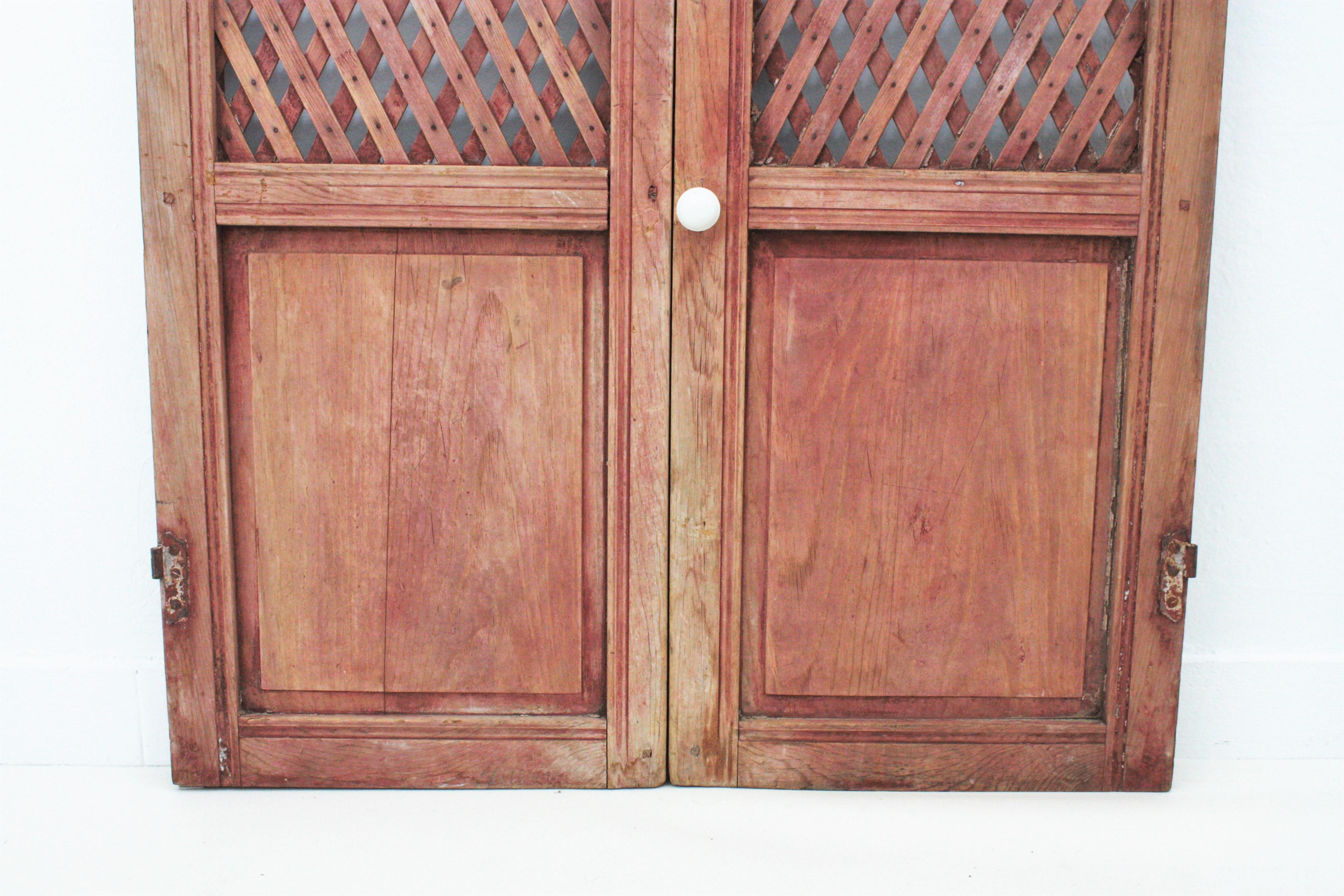 Rustique Portes rustiques en treillis de bois sculpté espagnol, paire en vente