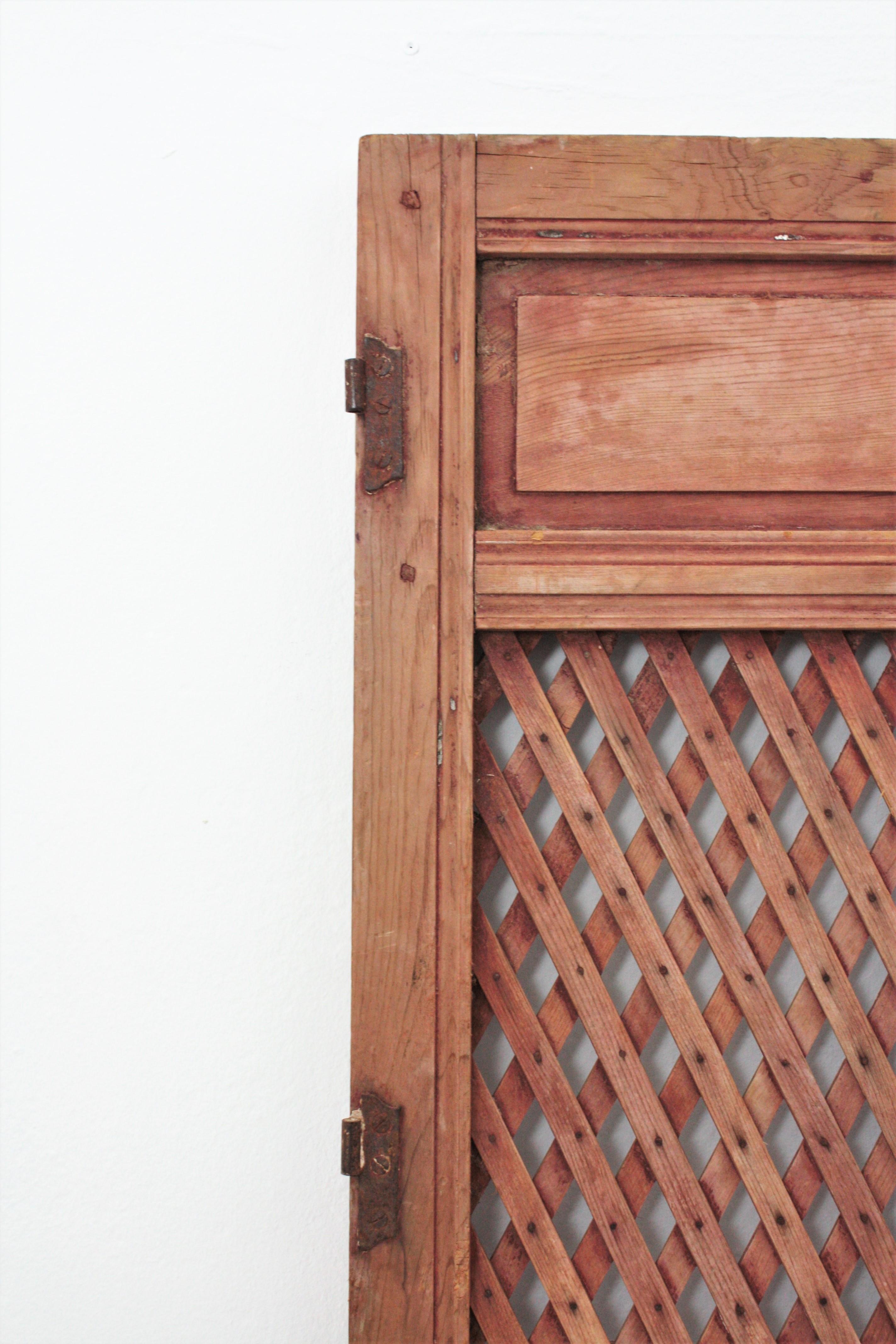 Espagnol Portes rustiques en treillis de bois sculpté espagnol, paire en vente