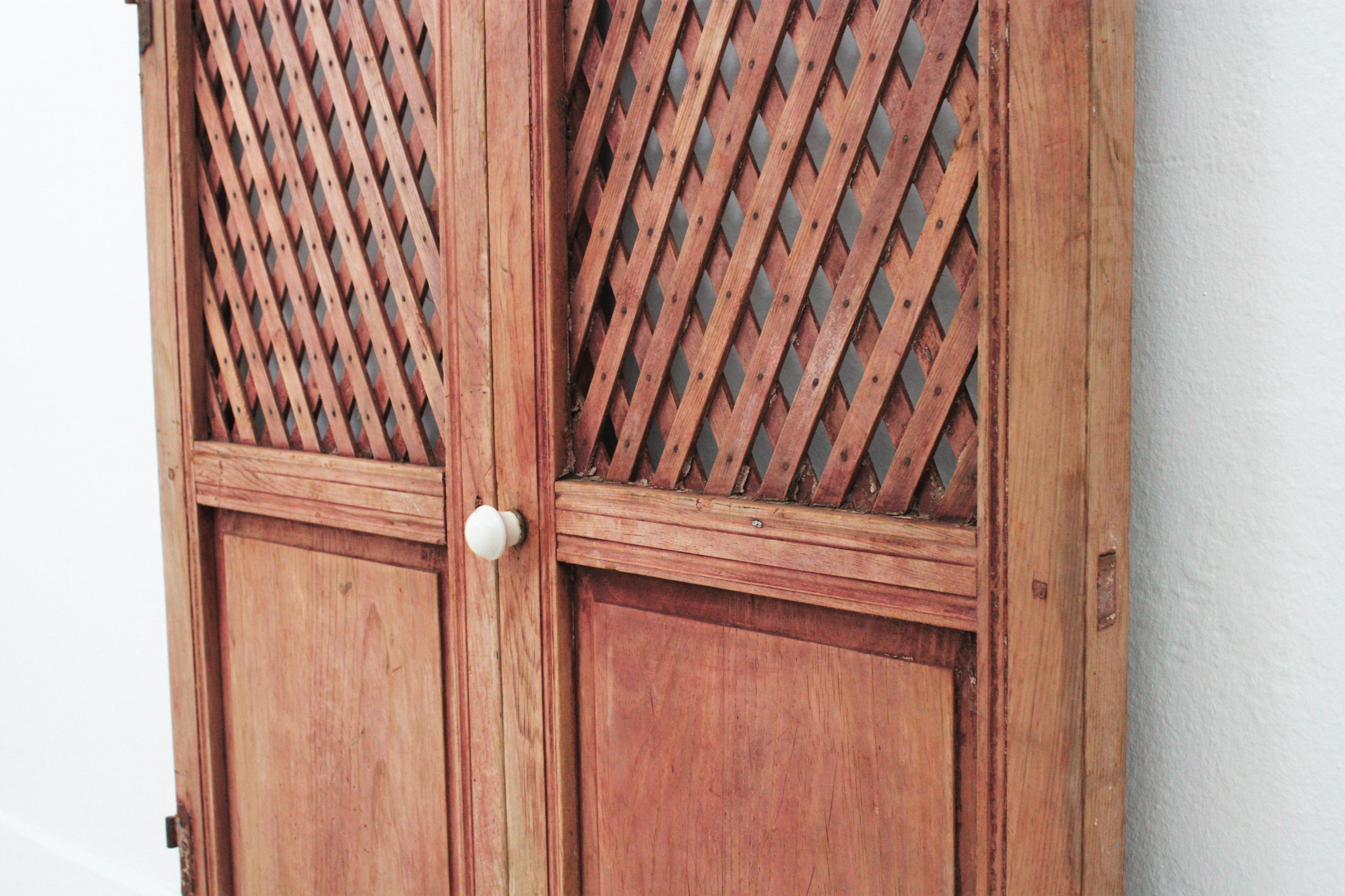 Spanish Carved Wood Lattice Rustic Doors, Pair In Good Condition For Sale In Barcelona, ES