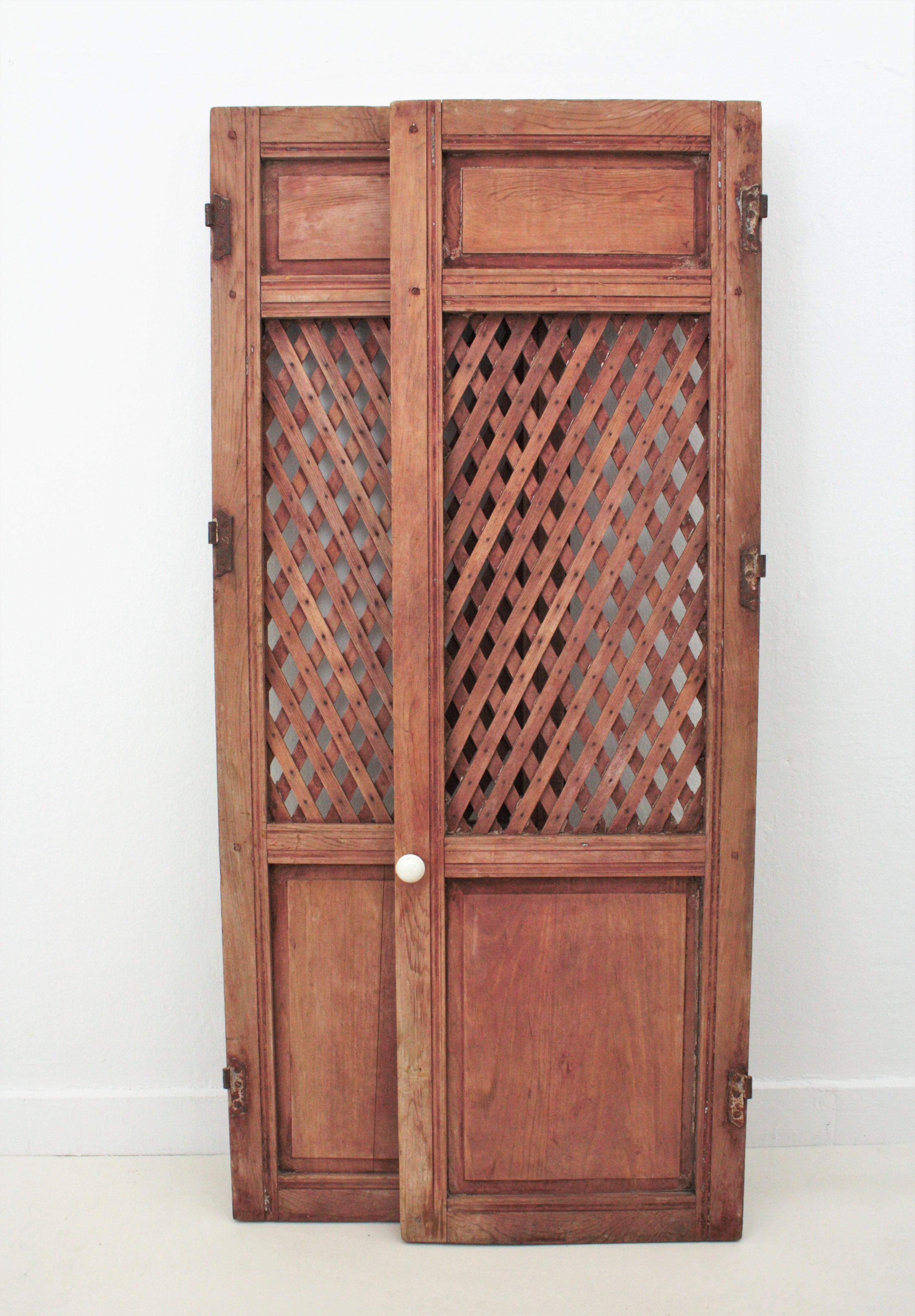 Puertas Rústicas de Celosía de Madera Tallada Española, Pareja siglo XIX en venta