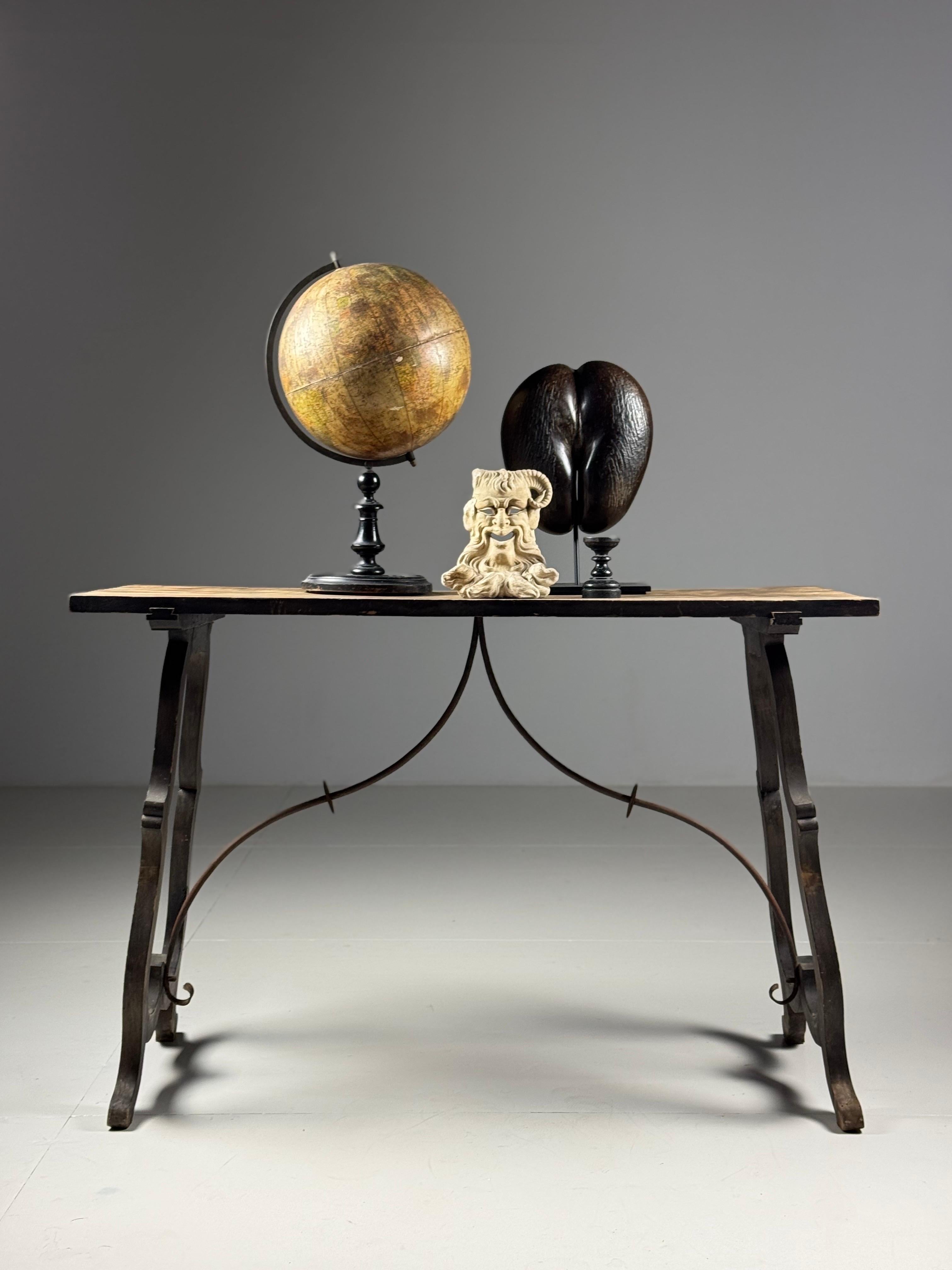Table d'appoint / console espagnole du 19e siècle.
La base est soutenue par des supports en fonte.

Style sobre/campagnard.

Dimensions : 126L x 53D x 83H