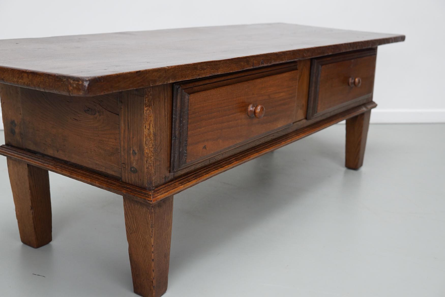 Table basse en châtaignier rustique espagnole du 19e siècle en vente 4