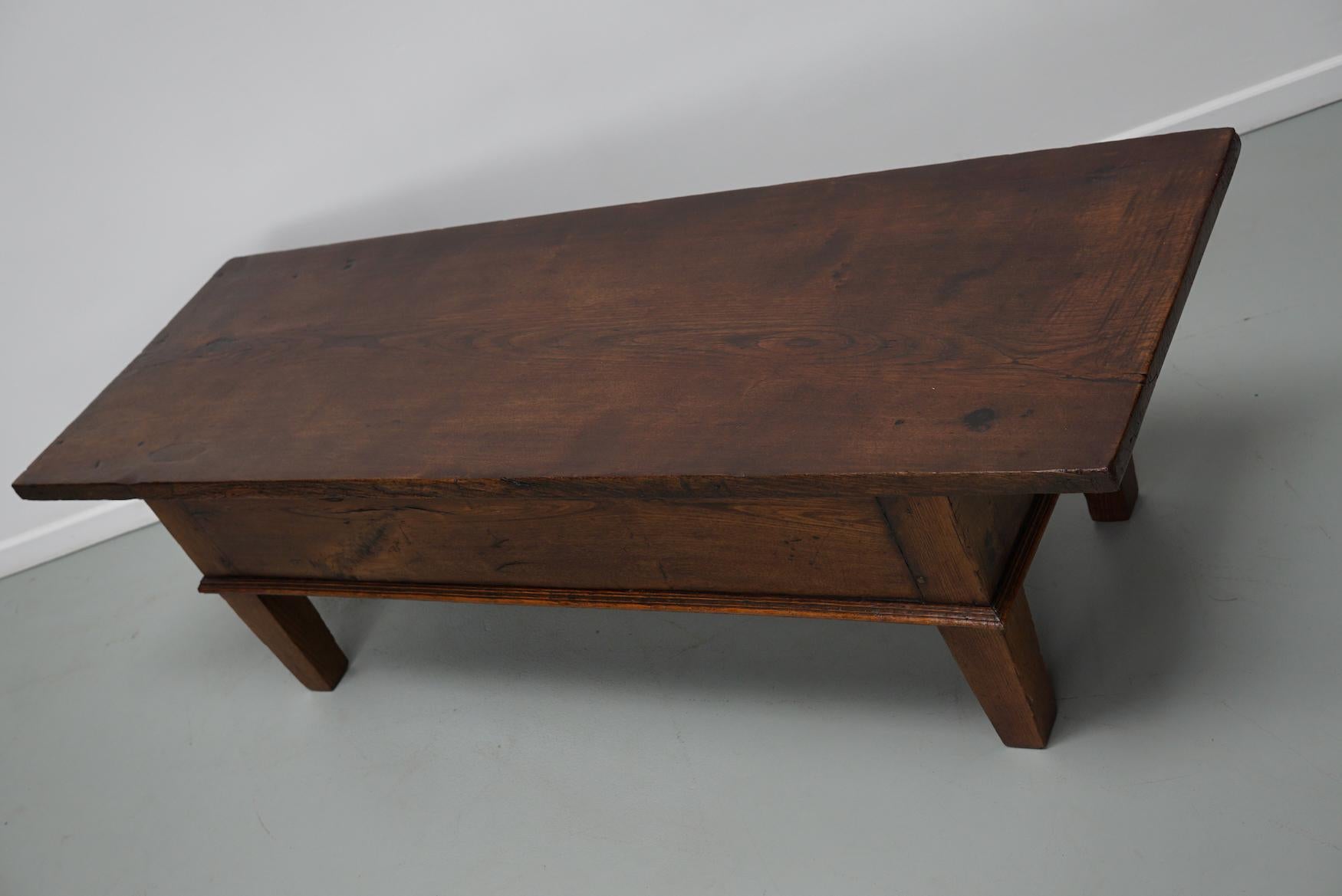 Table basse en châtaignier rustique espagnole du 19e siècle en vente 7