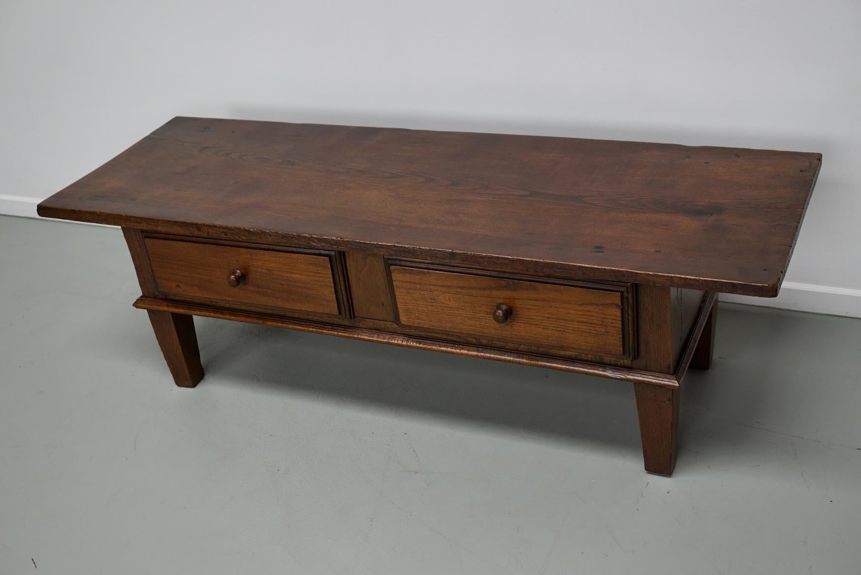 Cette table basse a été transformée à partir d'une ancienne table de préparation de ferme en châtaignier datant du 19e siècle. Il a conservé une très belle patine et une couleur riche / décoloration au fil des ans et a une taille pratique avec deux