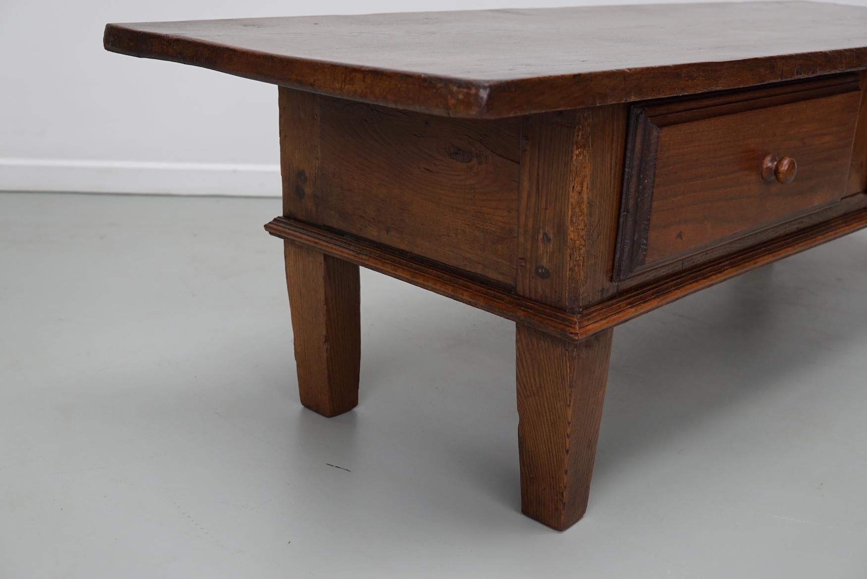 Table basse en châtaignier rustique espagnole du 19e siècle en vente 3