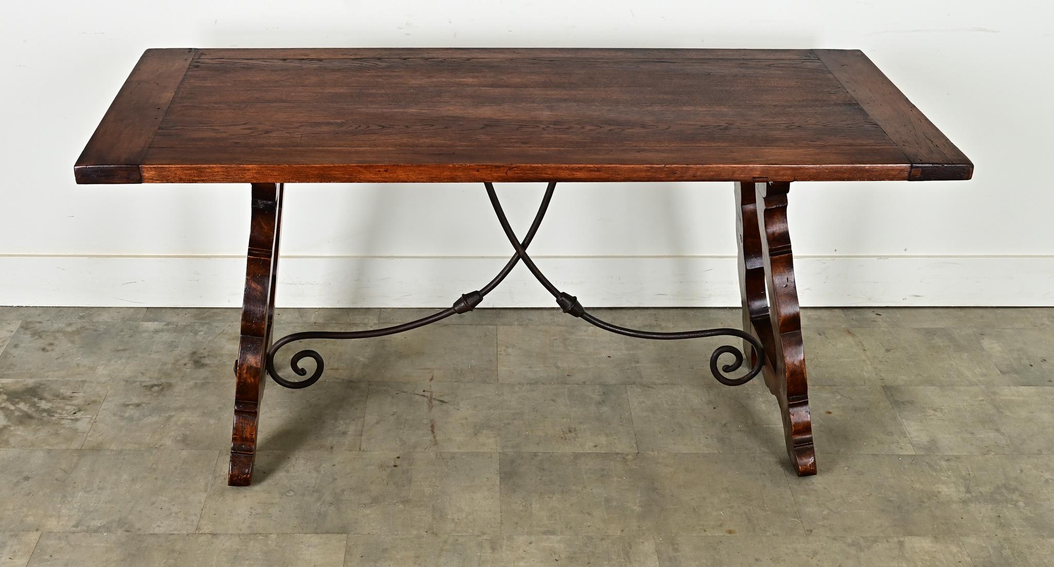 Table de salle à manger, console ou bureau fratino espagnol polyvalent du XIXe siècle en chêne et en fer forgé. Les épaisses planches du dessus, disposées en planche à pain, sont soutenues par une base exquise composée de pieds en lyre évasés et