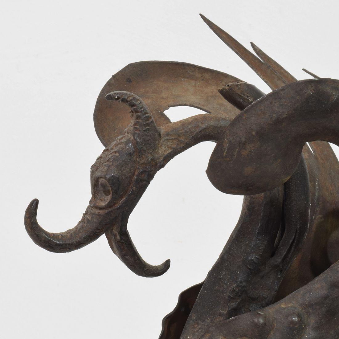 Frammento di uccello spagnolo in ferro forgiato a mano del XIX secolo in vendita 8