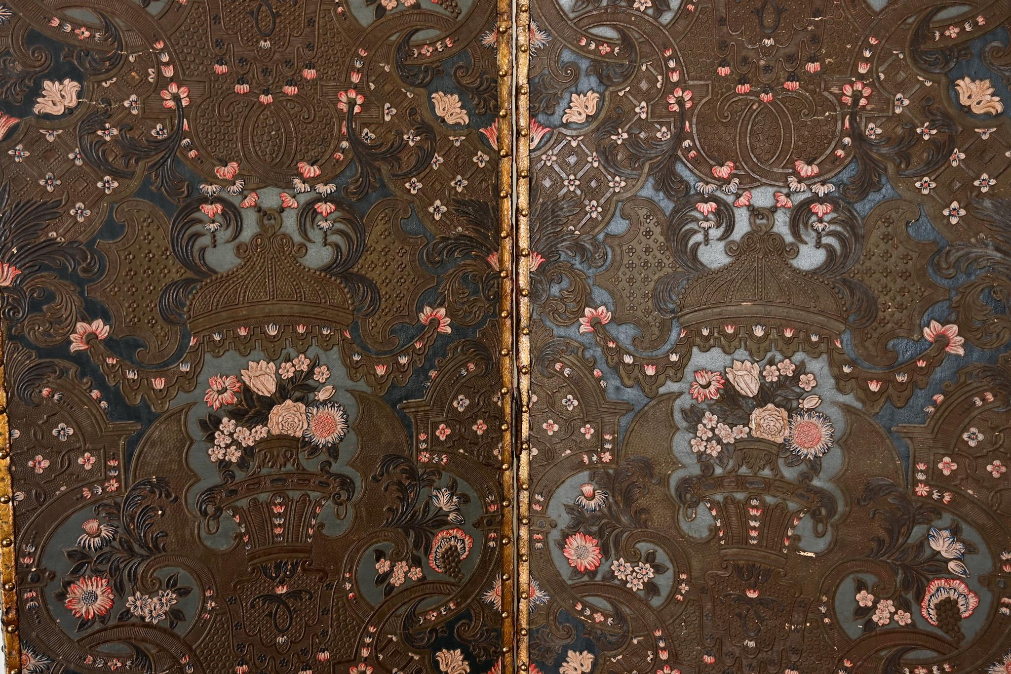 Colonial espagnol Paravent en cuir espagnol du XIXe siècle en vente