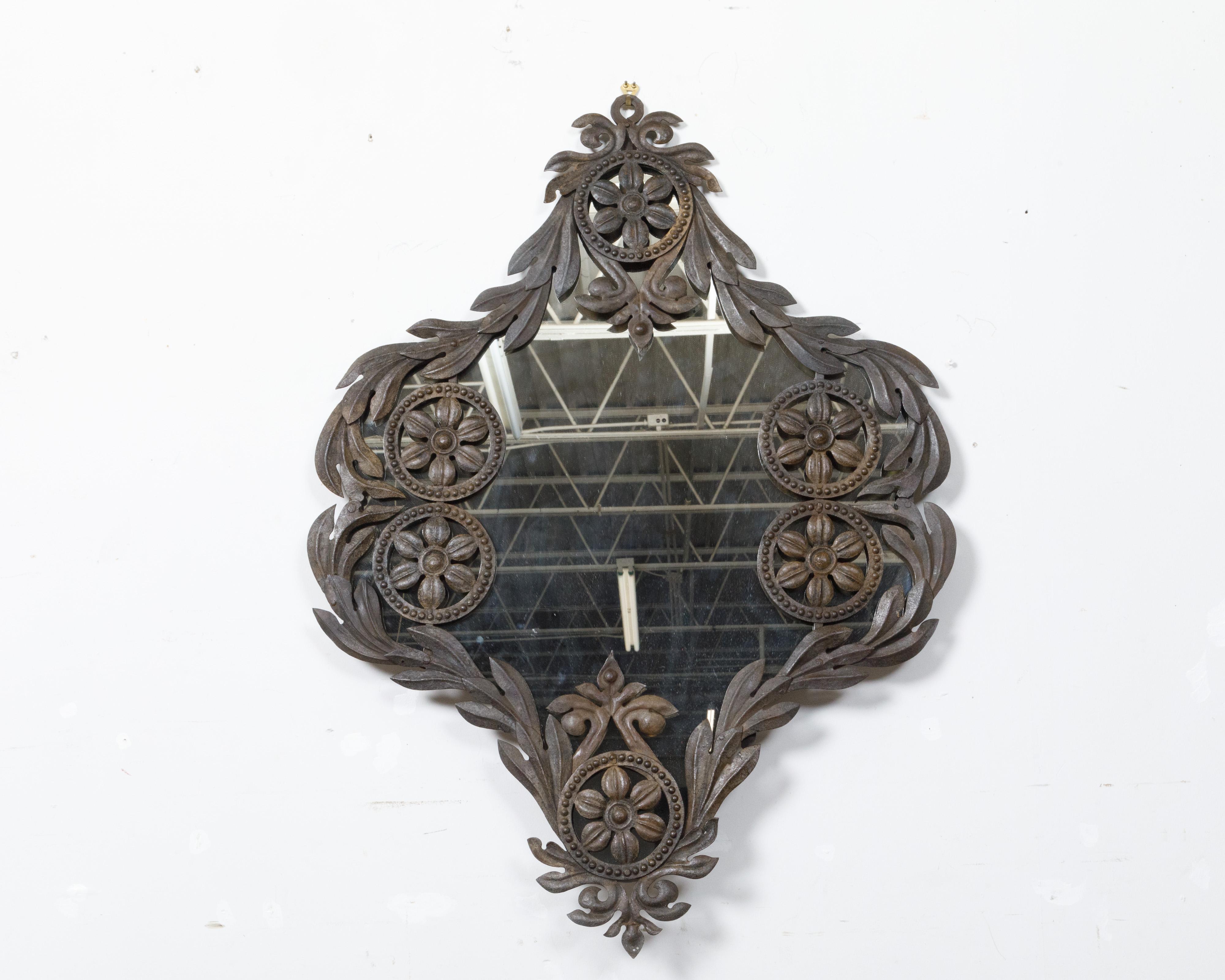 Specchio da parete spagnolo del XIX secolo in metallo con rosette, fogliame e patina scura in vendita 5