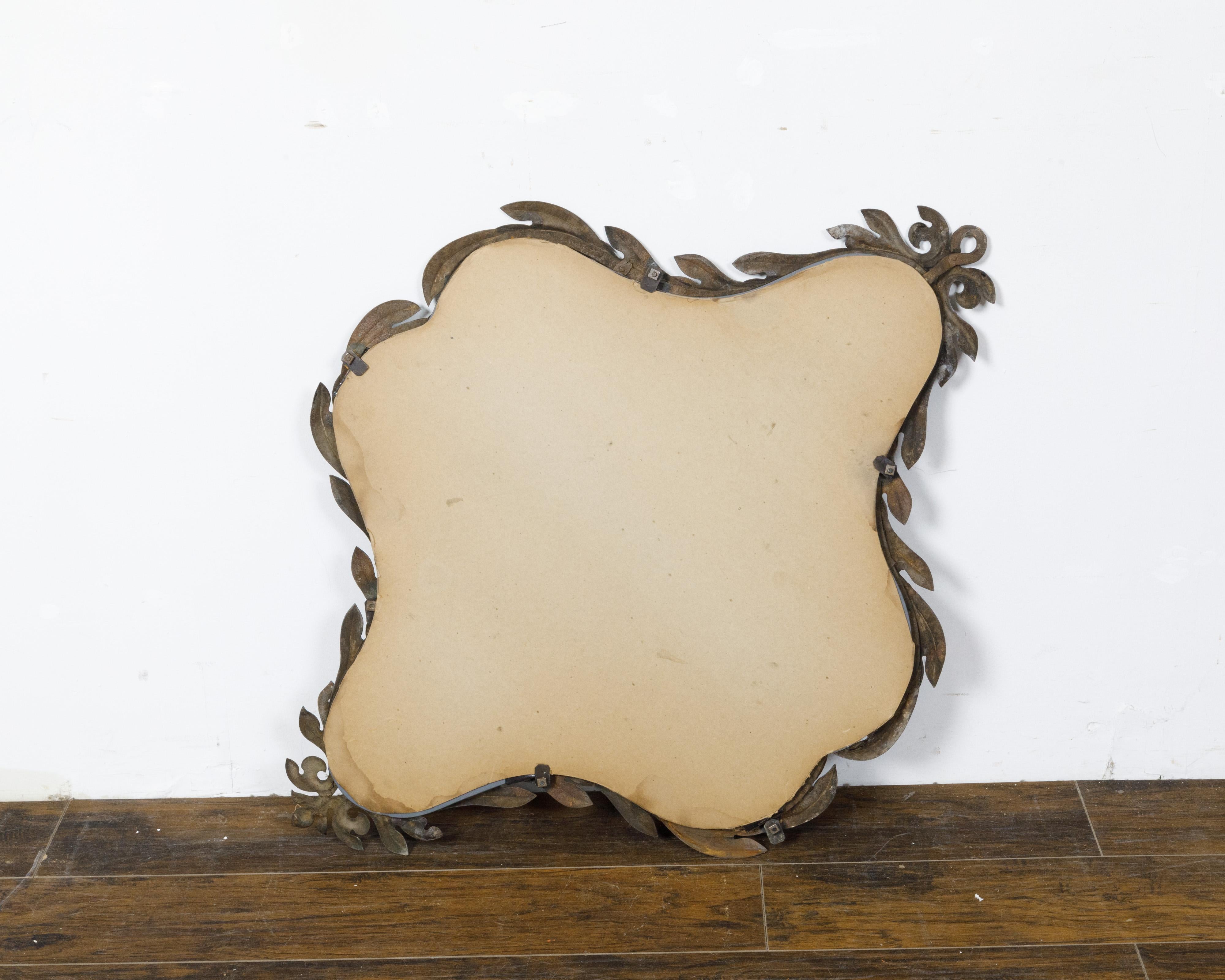 Specchio da parete spagnolo del XIX secolo in metallo con rosette, fogliame e patina scura in vendita 7