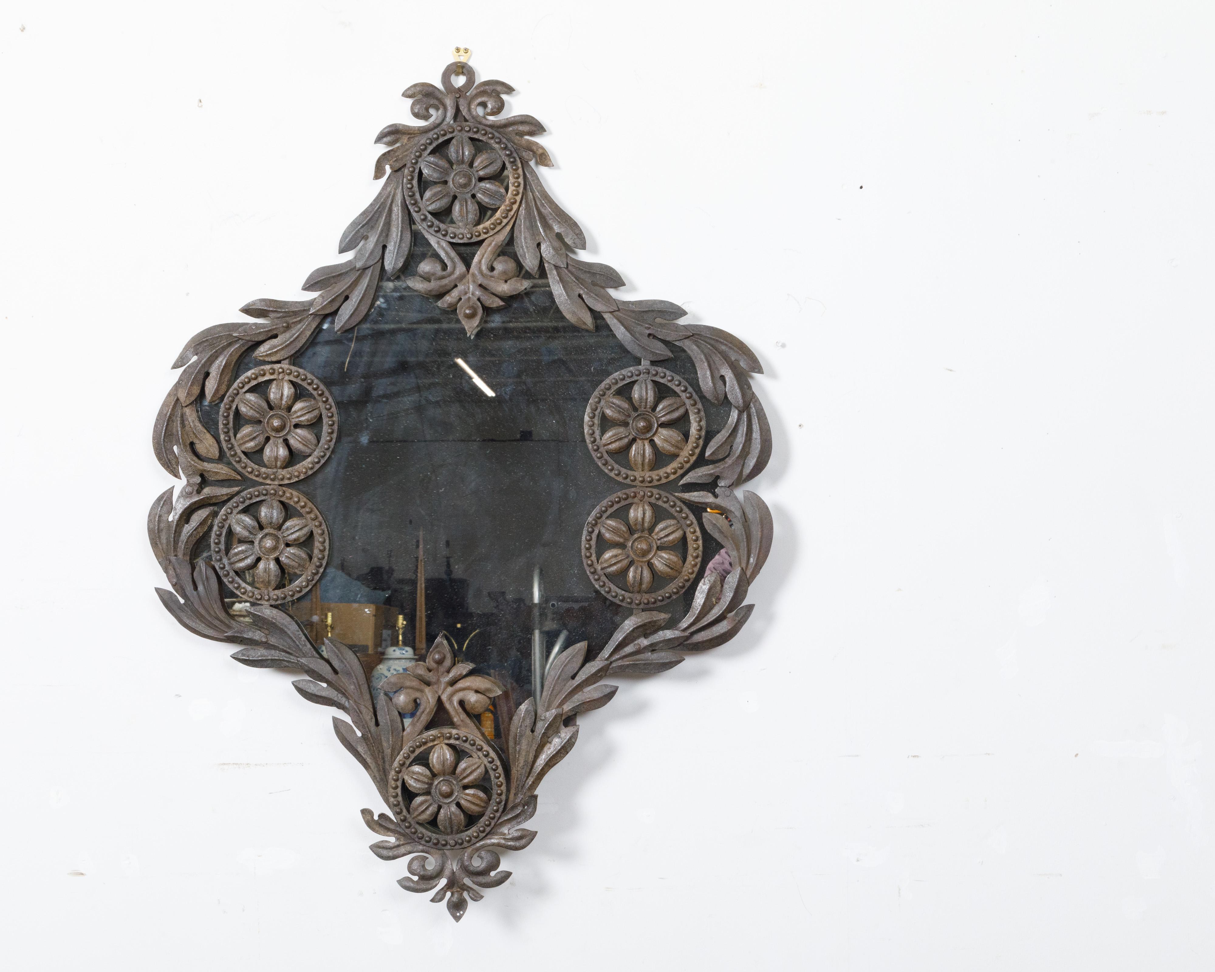 Spagnolo Specchio da parete spagnolo del XIX secolo in metallo con rosette, fogliame e patina scura in vendita