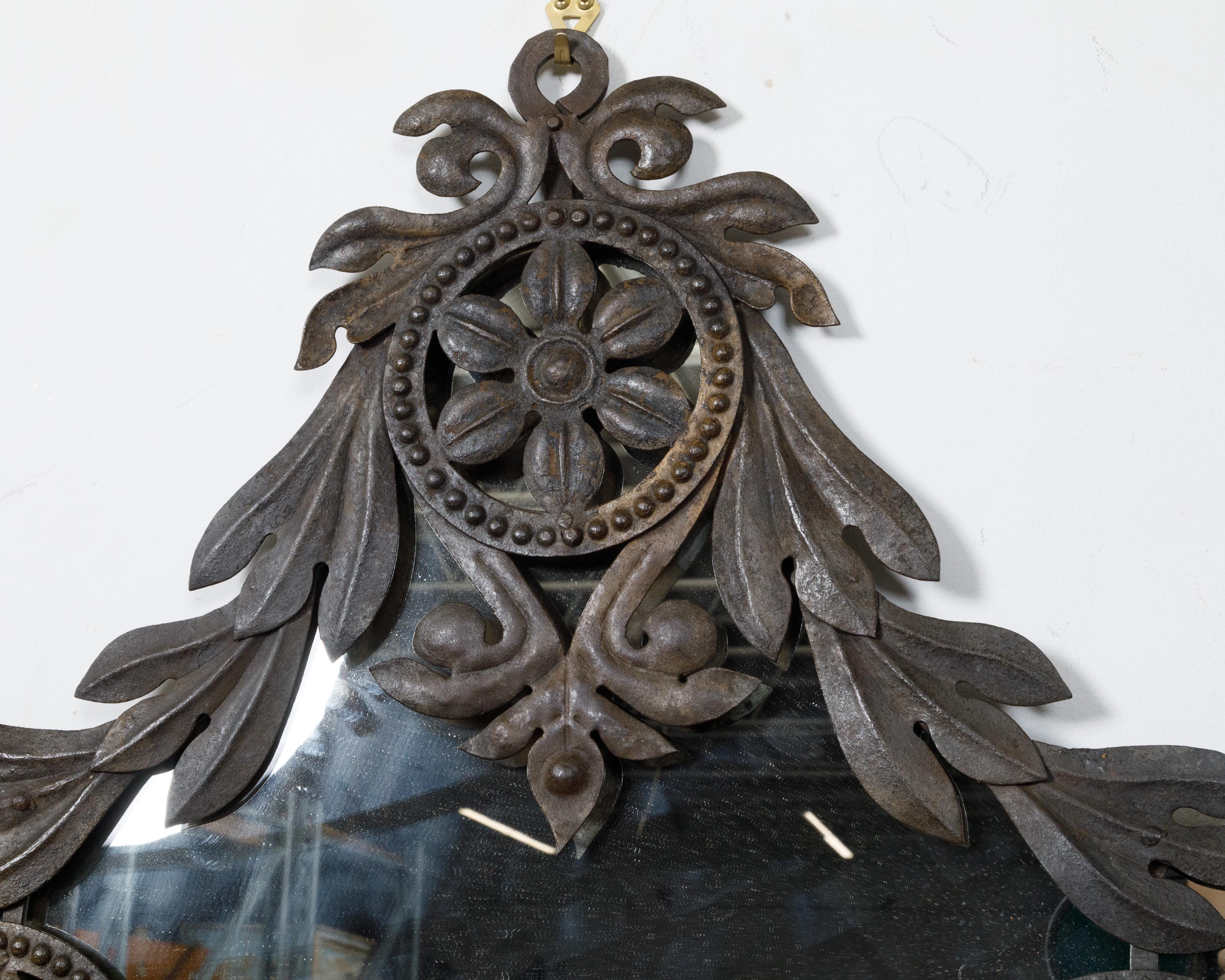 Specchio da parete spagnolo del XIX secolo in metallo con rosette, fogliame e patina scura In condizioni buone in vendita a Atlanta, GA