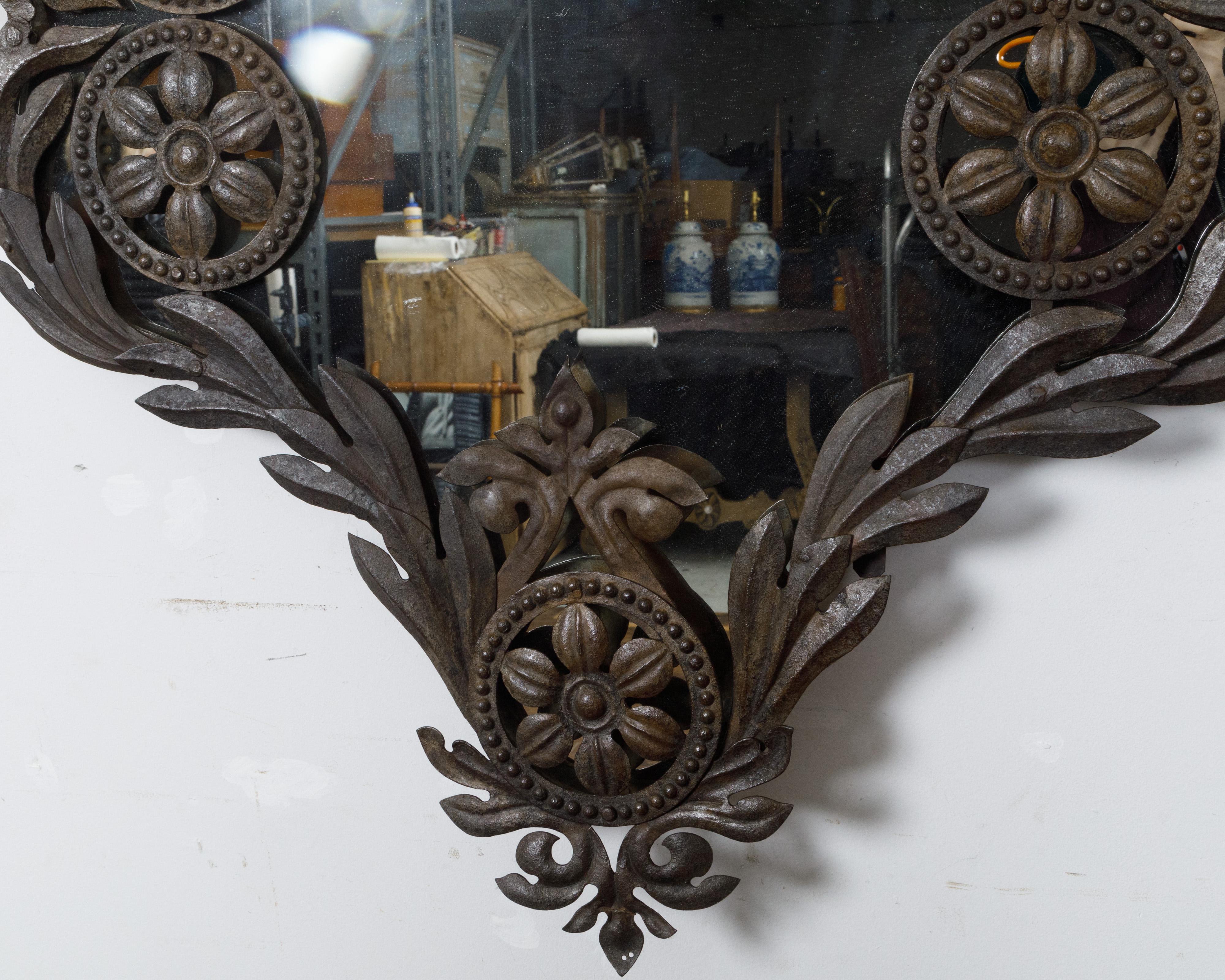 Metallo Specchio da parete spagnolo del XIX secolo in metallo con rosette, fogliame e patina scura in vendita