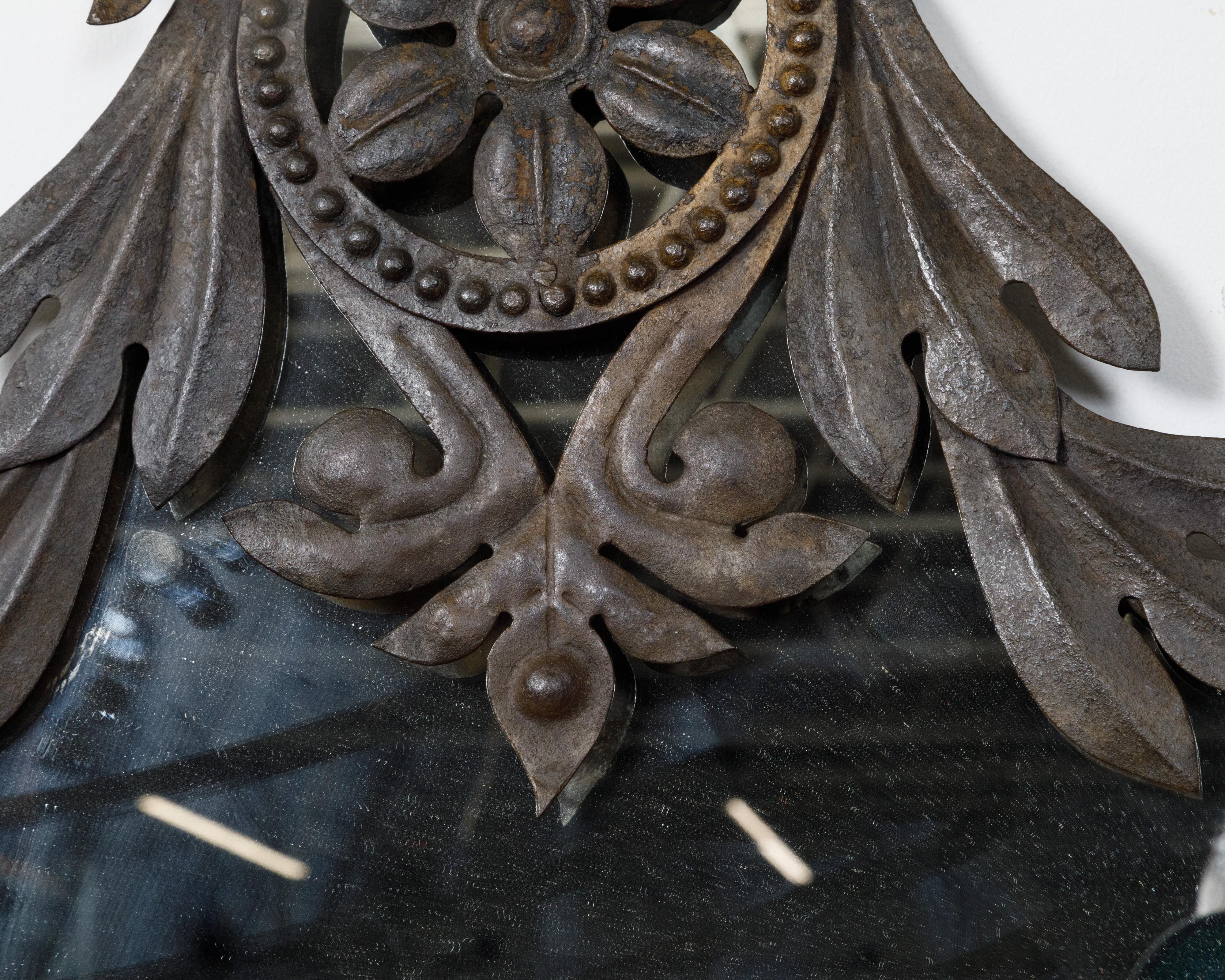 Specchio da parete spagnolo del XIX secolo in metallo con rosette, fogliame e patina scura in vendita 1