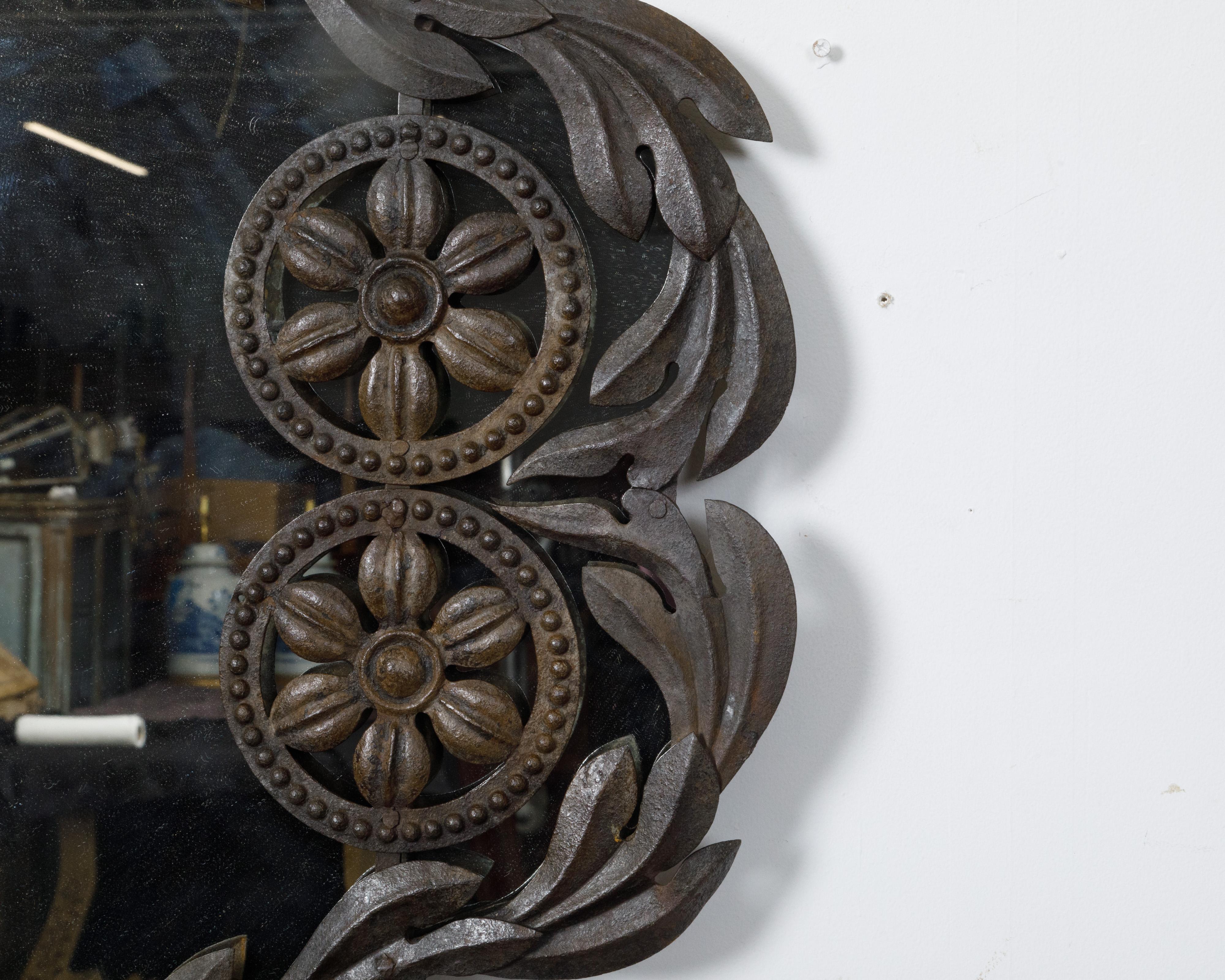 Specchio da parete spagnolo del XIX secolo in metallo con rosette, fogliame e patina scura in vendita 2