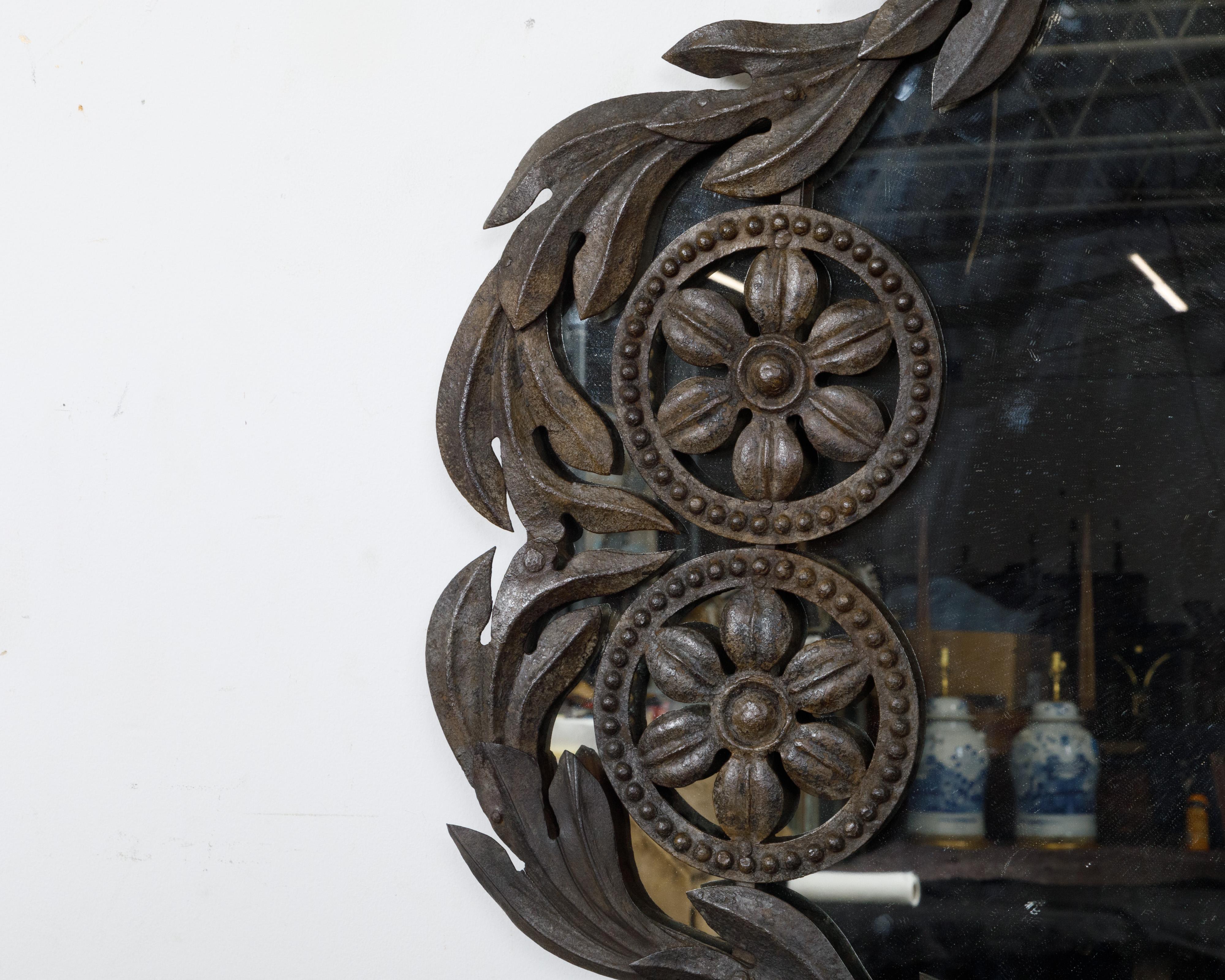 Specchio da parete spagnolo del XIX secolo in metallo con rosette, fogliame e patina scura in vendita 3