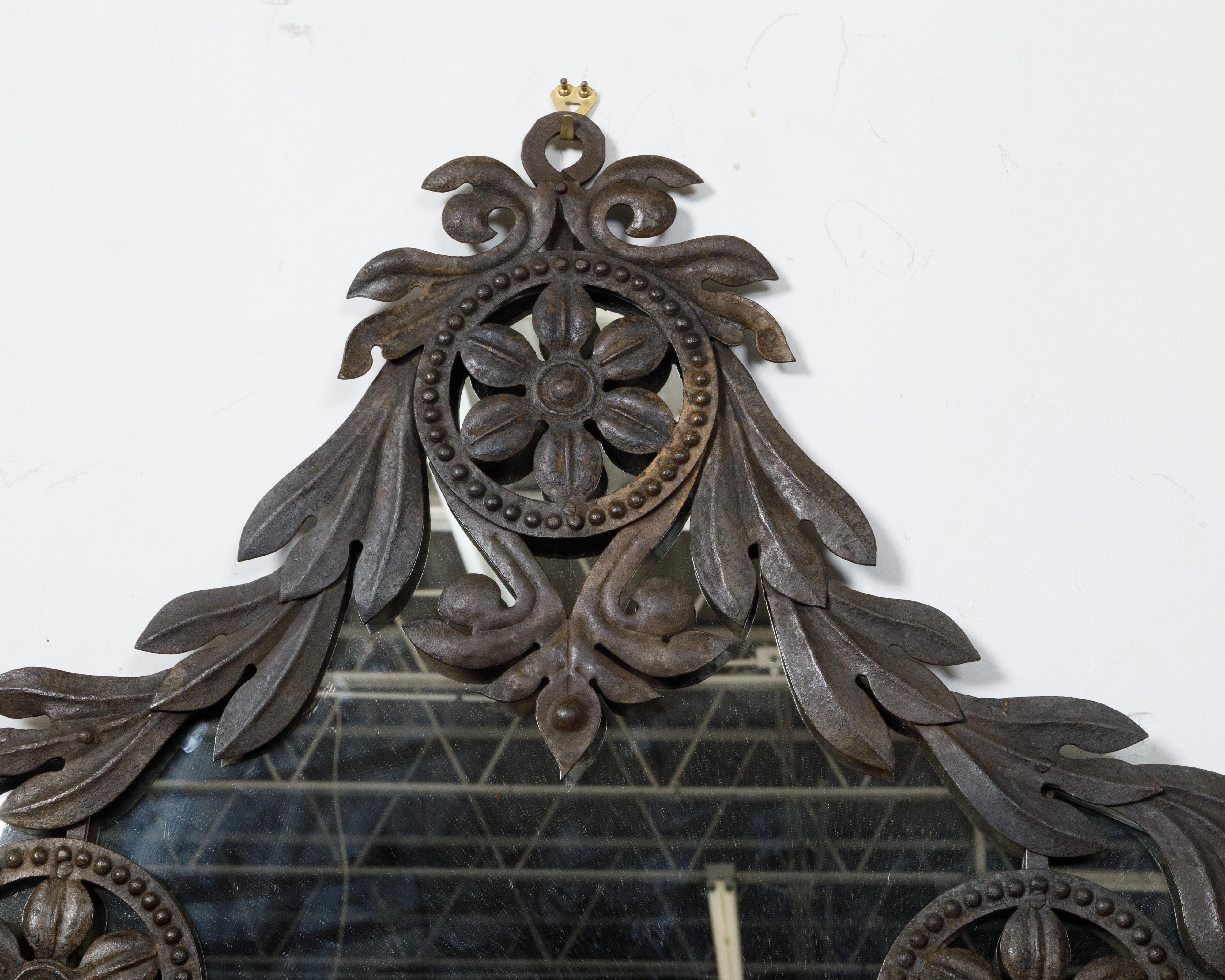Specchio da parete spagnolo del XIX secolo in metallo con rosette, fogliame e patina scura in vendita 4