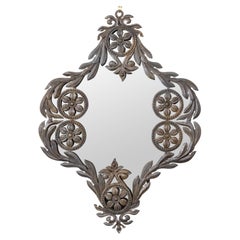 Specchio da parete spagnolo del XIX secolo in metallo con rosette, fogliame e patina scura