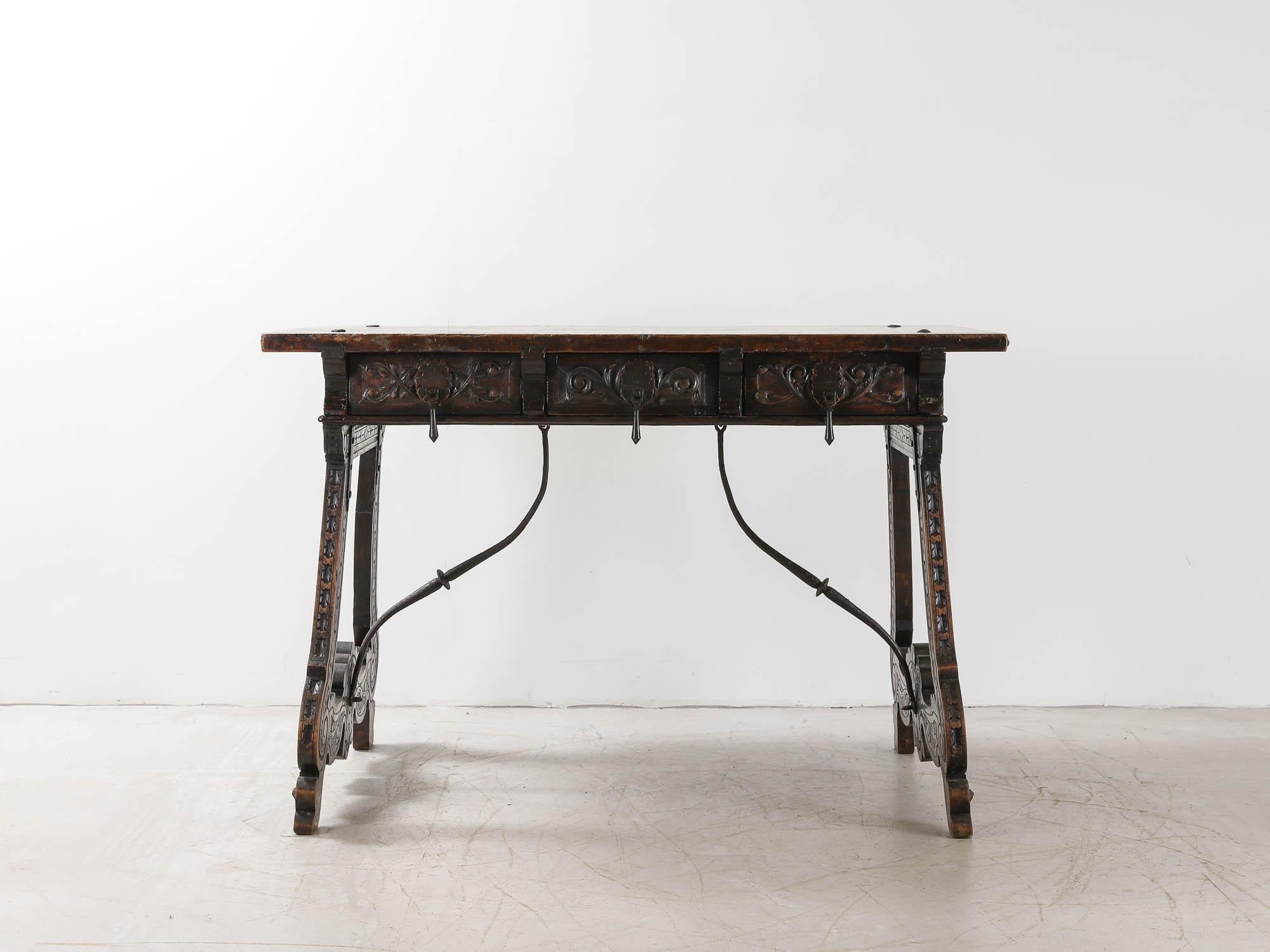 Spanish 19th Century Neo- Renaissance Carved Chestnut Table In Good Condition For Sale In London, Charterhouse Square