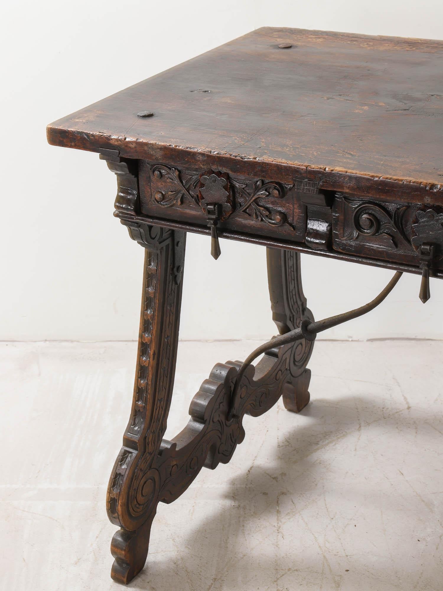 Spanish 19th Century Neo- Renaissance Carved Chestnut Table For Sale 1