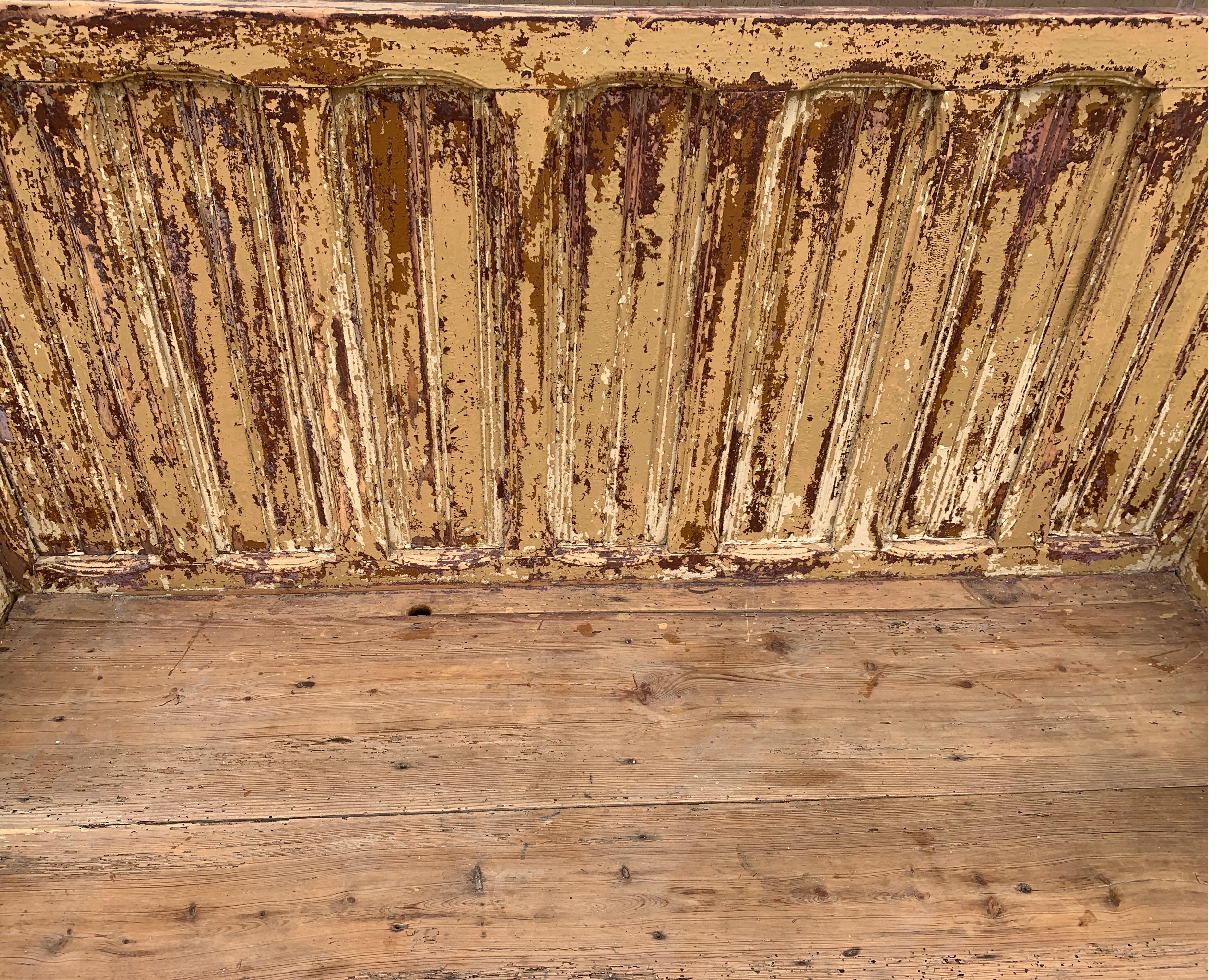 Banc espagnol peint du XIXe siècle avec pied en forme de col de colombe et haut dossier en vente 4