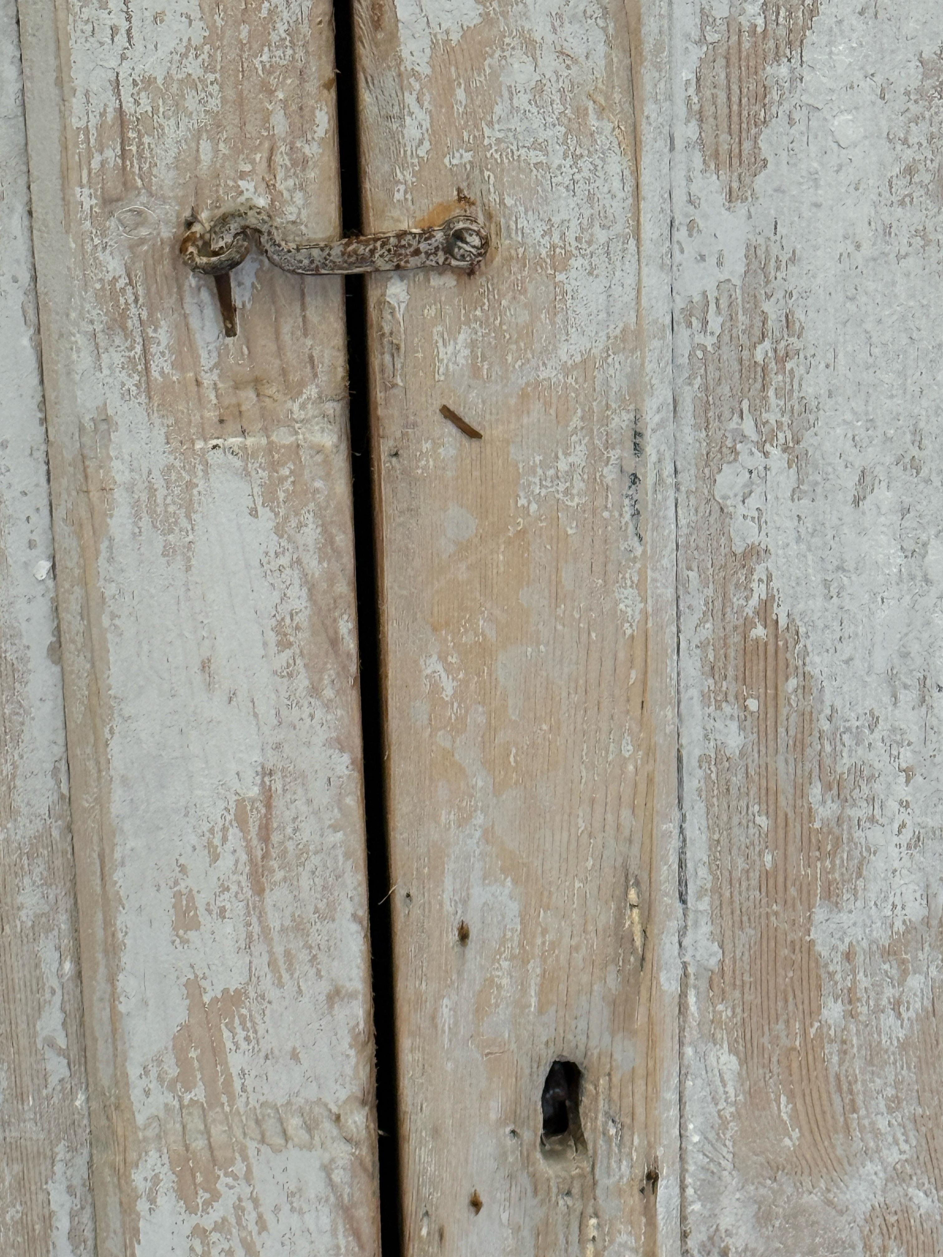 Espagnol Buffet espagnol en pin rustique peint en bleu pâle au 19ème siècle en vente