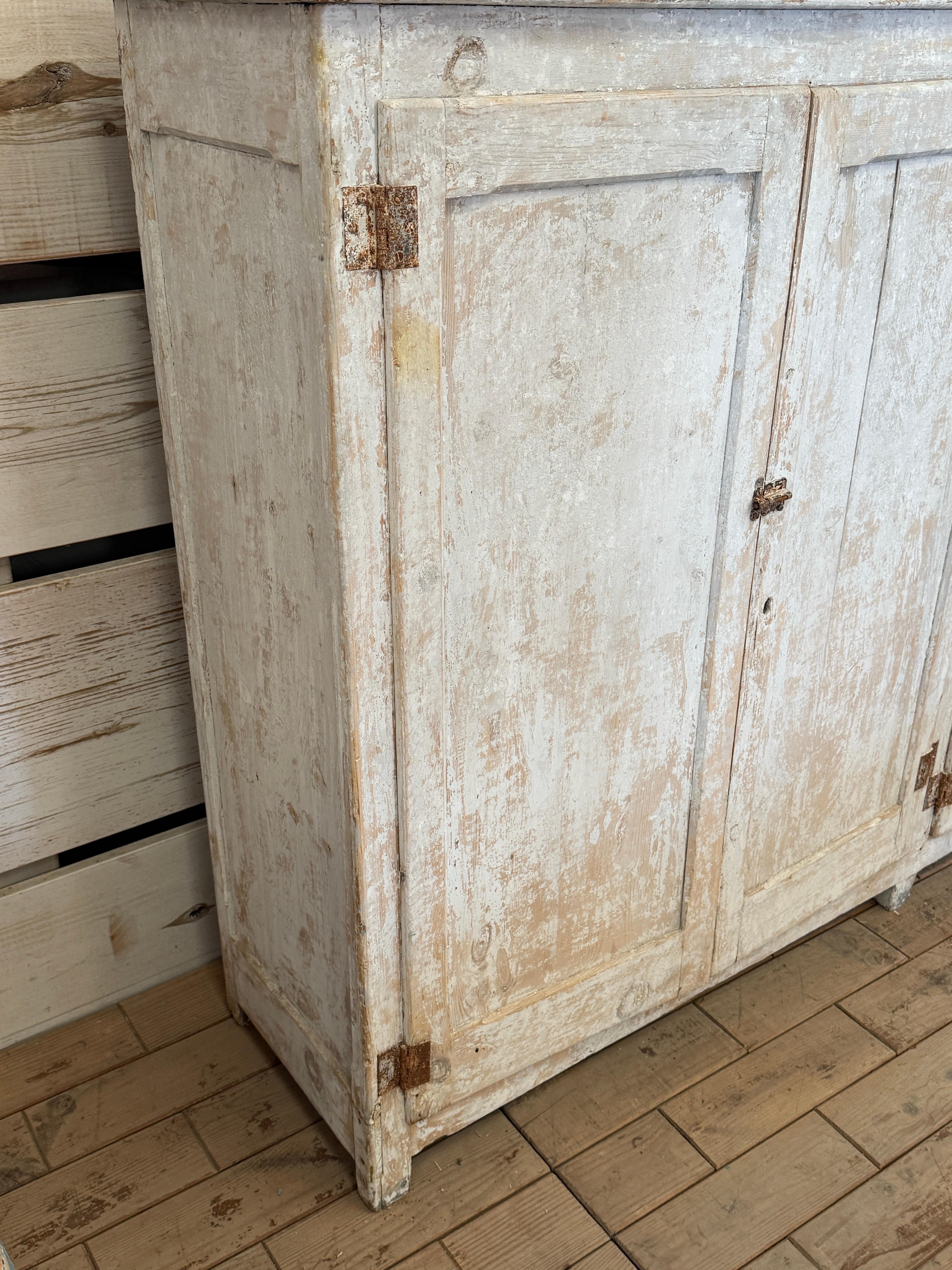 XIXe siècle Buffet espagnol en pin rustique peint en bleu pâle au 19ème siècle en vente