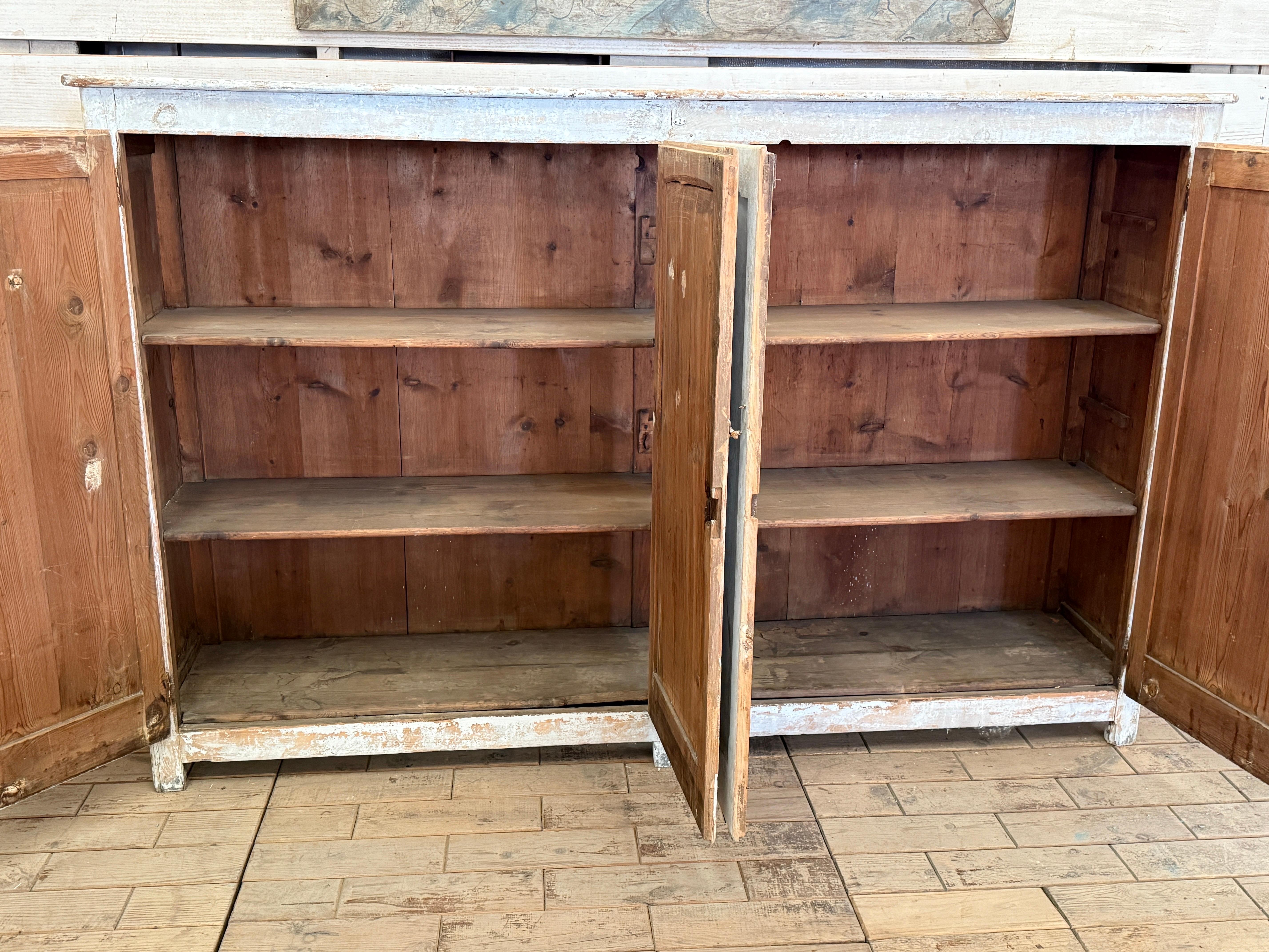 Buffet espagnol en pin rustique peint en bleu pâle au 19ème siècle en vente 1