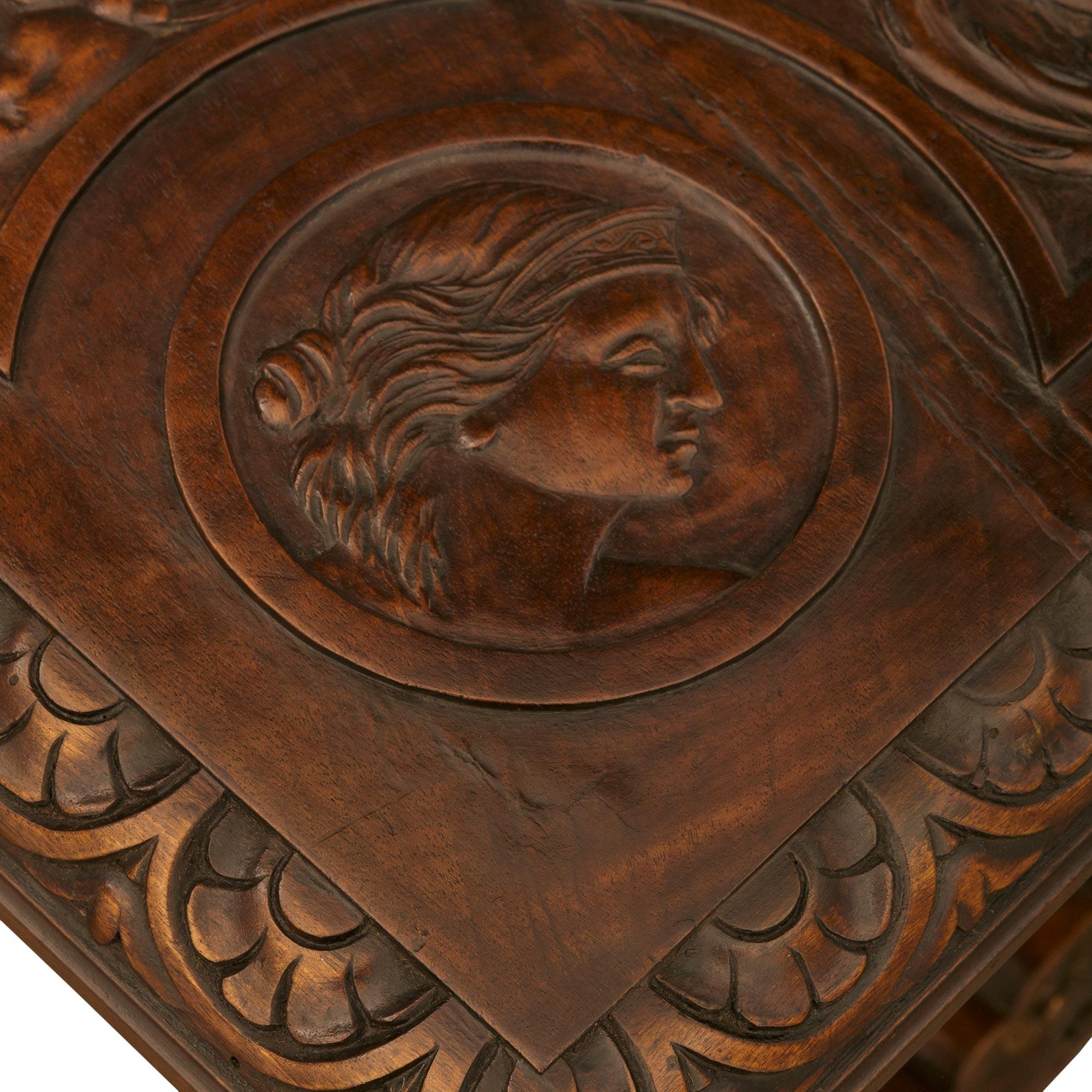 XIXe siècle Table à tréteaux en noyer et laiton de style Renaissance espagnole du 19e siècle en vente