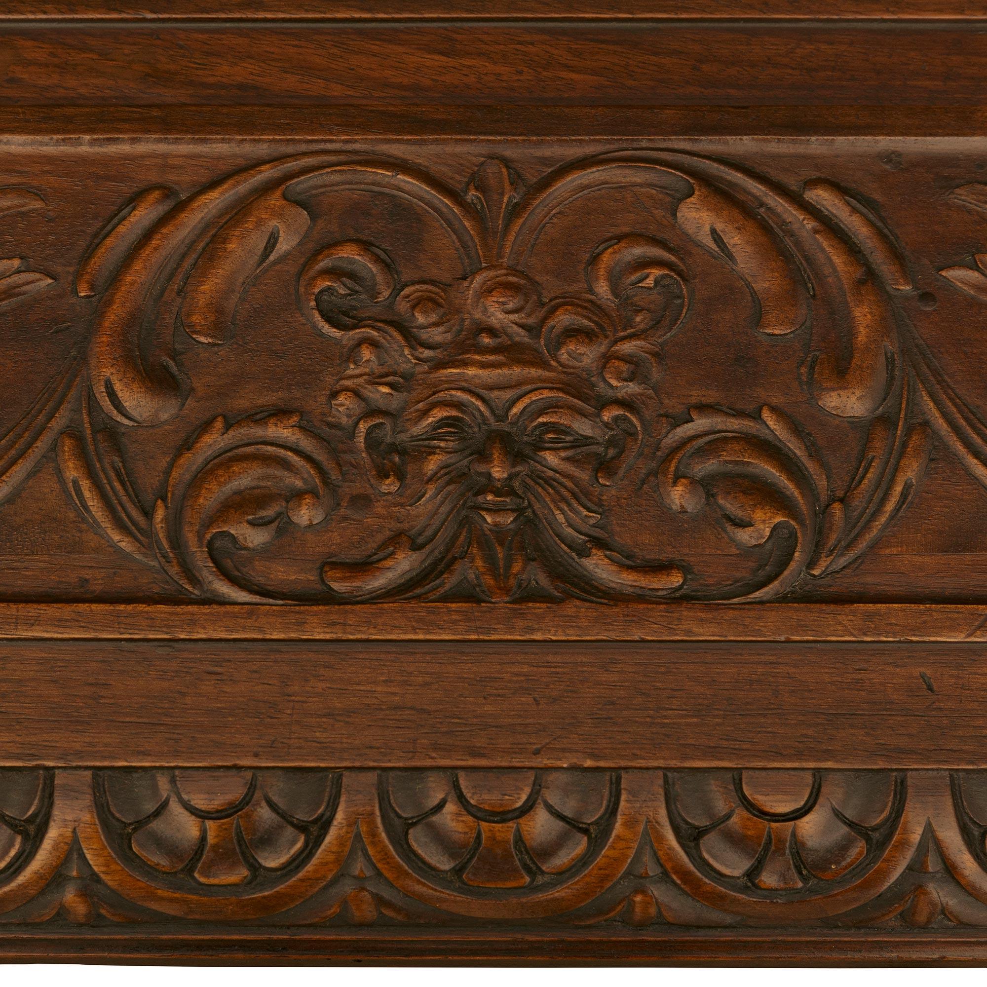 Noyer Table à tréteaux en noyer et laiton de style Renaissance espagnole du 19e siècle en vente