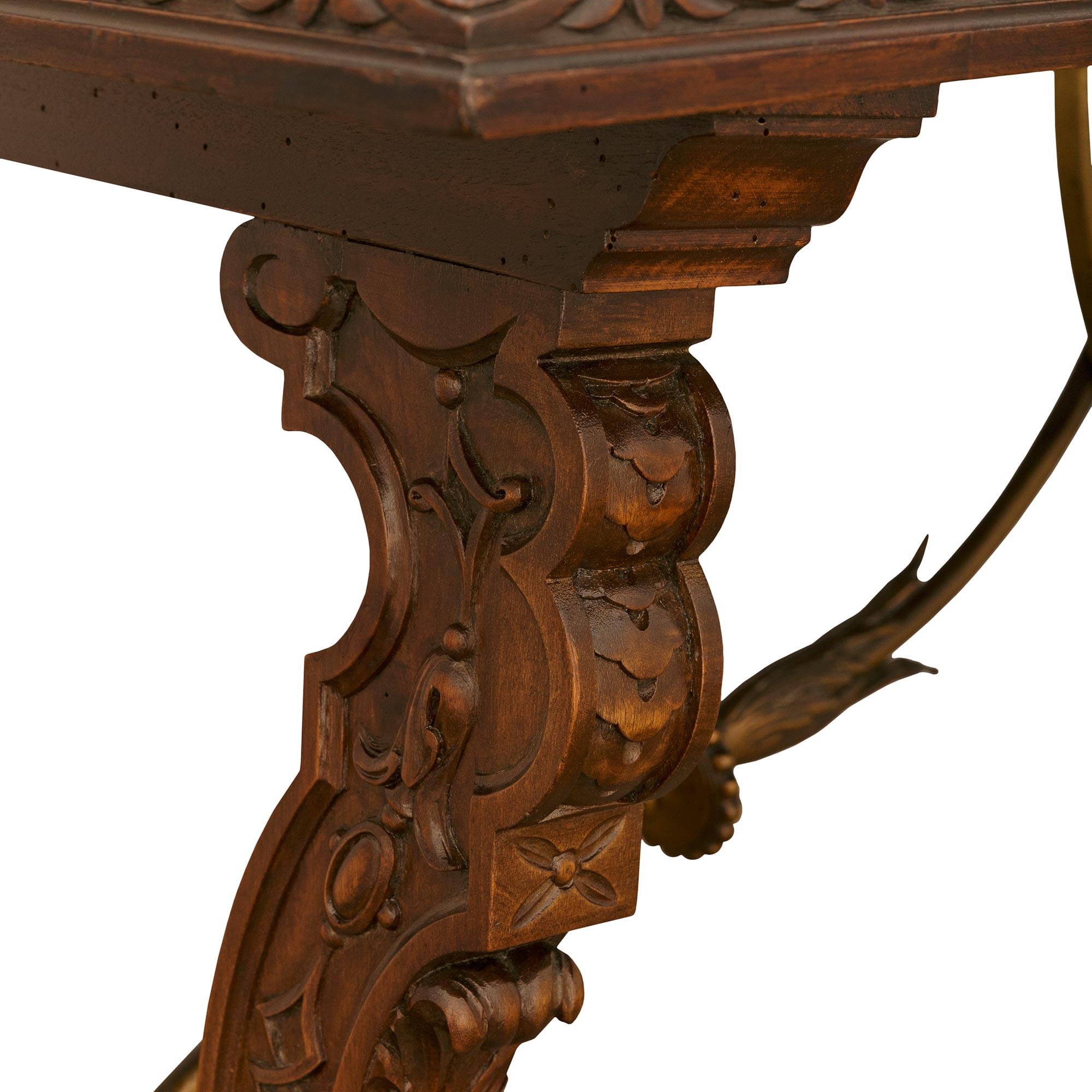 Table à tréteaux en noyer et laiton de style Renaissance espagnole du 19e siècle en vente 1