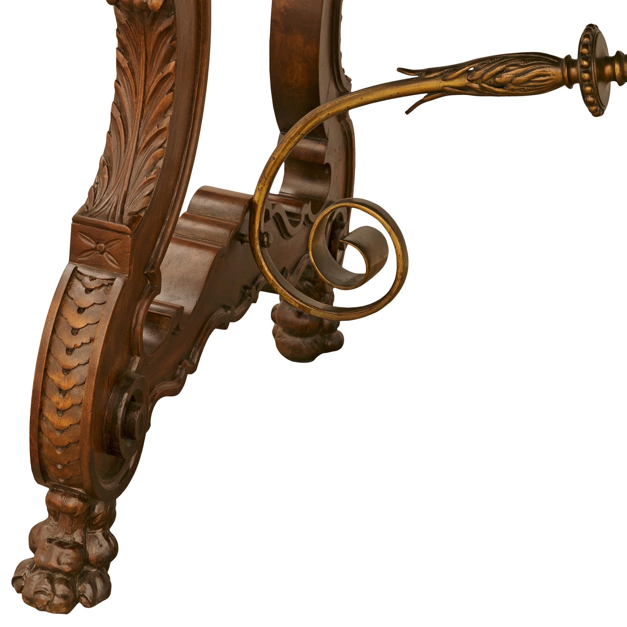Table à tréteaux en noyer et laiton de style Renaissance espagnole du 19e siècle en vente 3