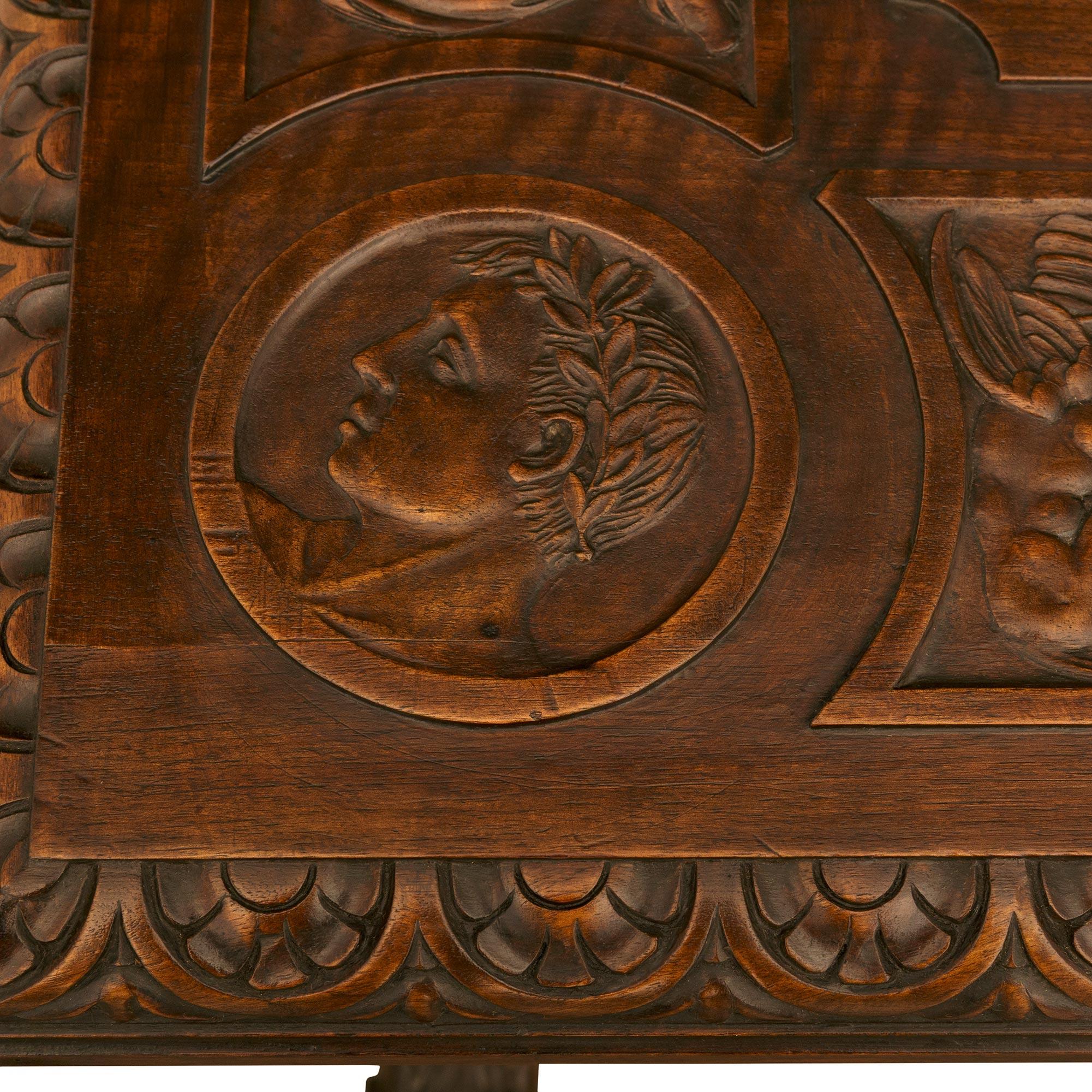 Espagnol Table à tréteaux en noyer et laiton de style Renaissance espagnole du 19e siècle en vente