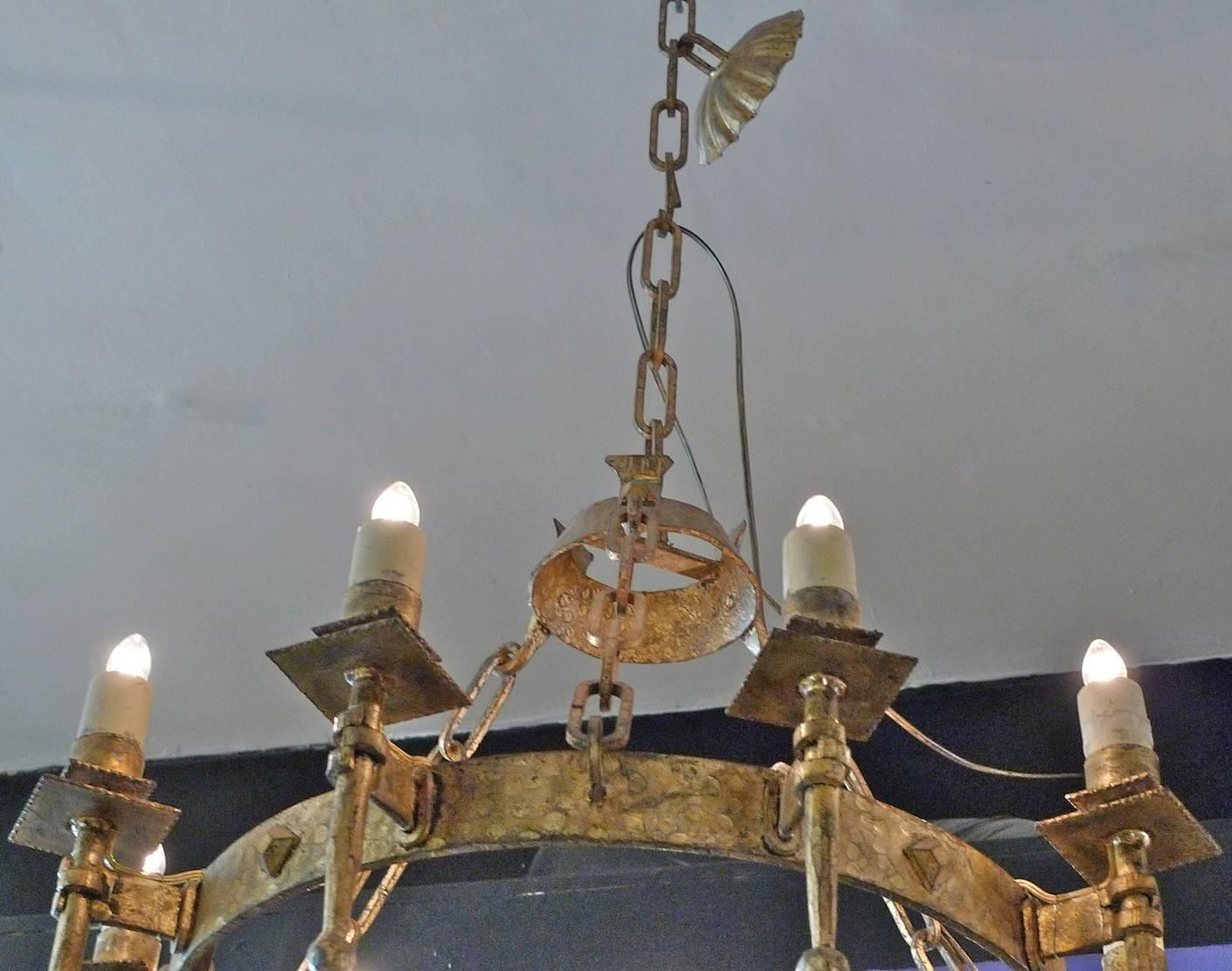 Spanish 19th Century Round Gilded Iron Chandelier with Nine Outer Lights In Distressed Condition In Santa Monica, CA