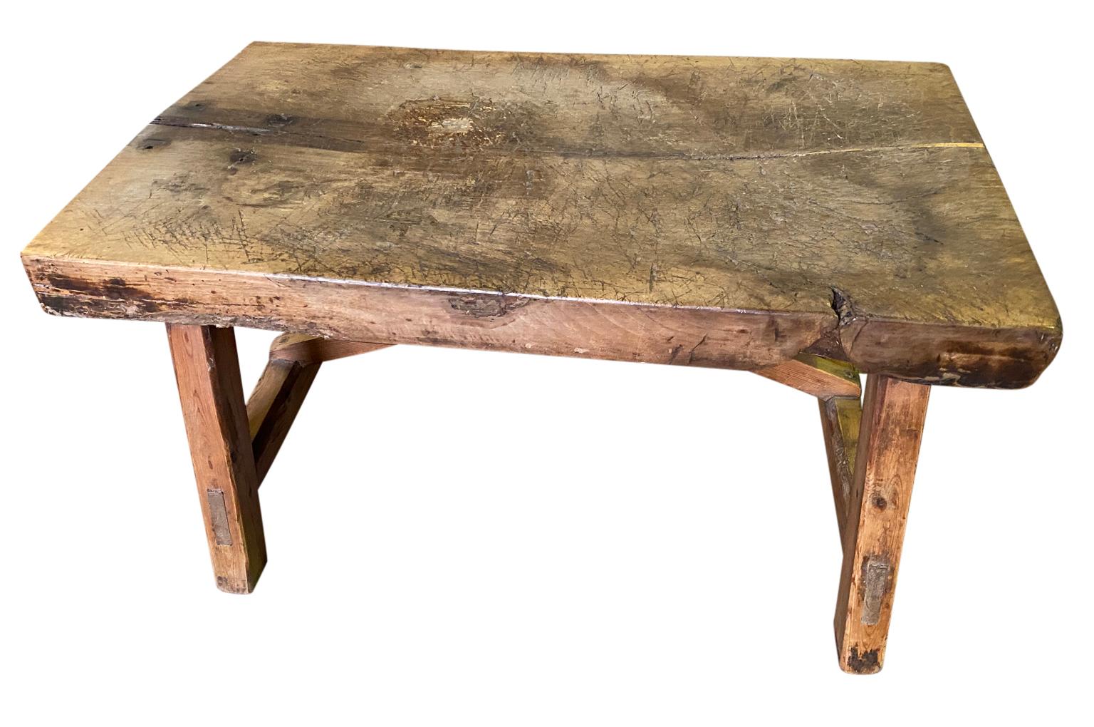 A very handsome mid-19th century table basse - coffee table from the Catalan region of Spain. Soundly constructed from Meleze and Beech woods. Wonderful for a rustic environment or modern.